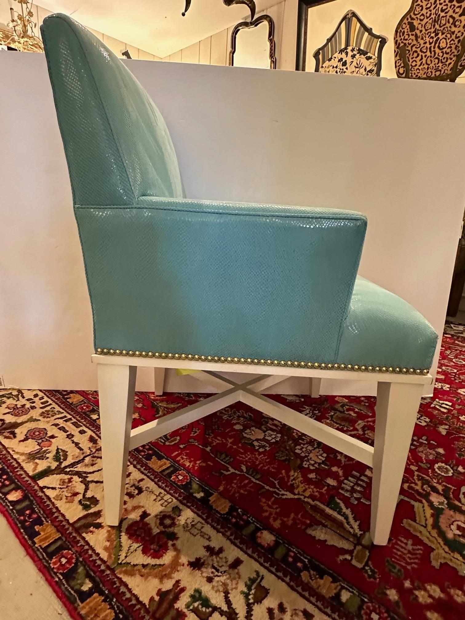 Coppia di eleganti poltrone moderne imbottite in finto pitone turchese in vendita 1