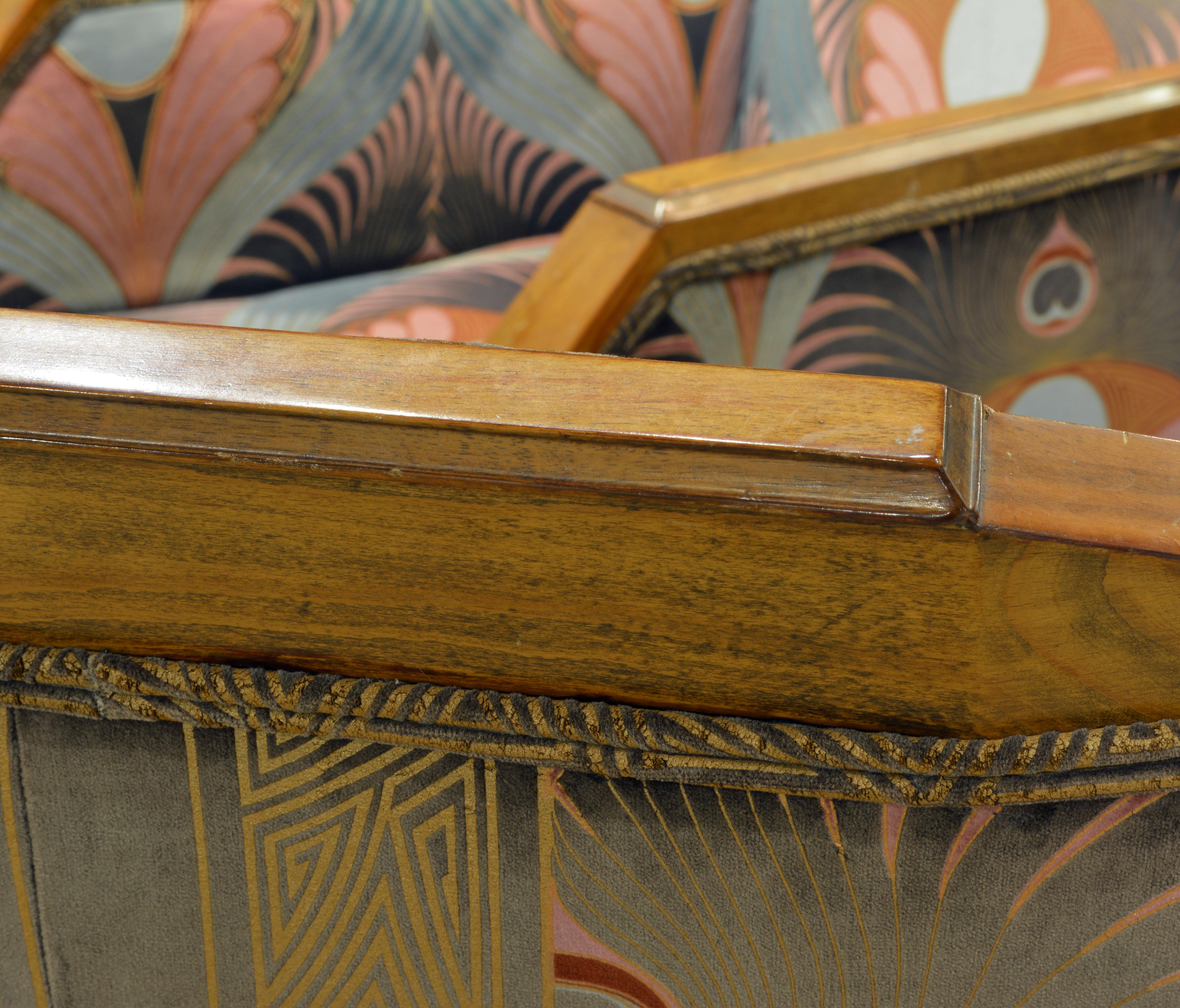 Paire de fauteuils club Art déco français tapissés avec tissu paon 4