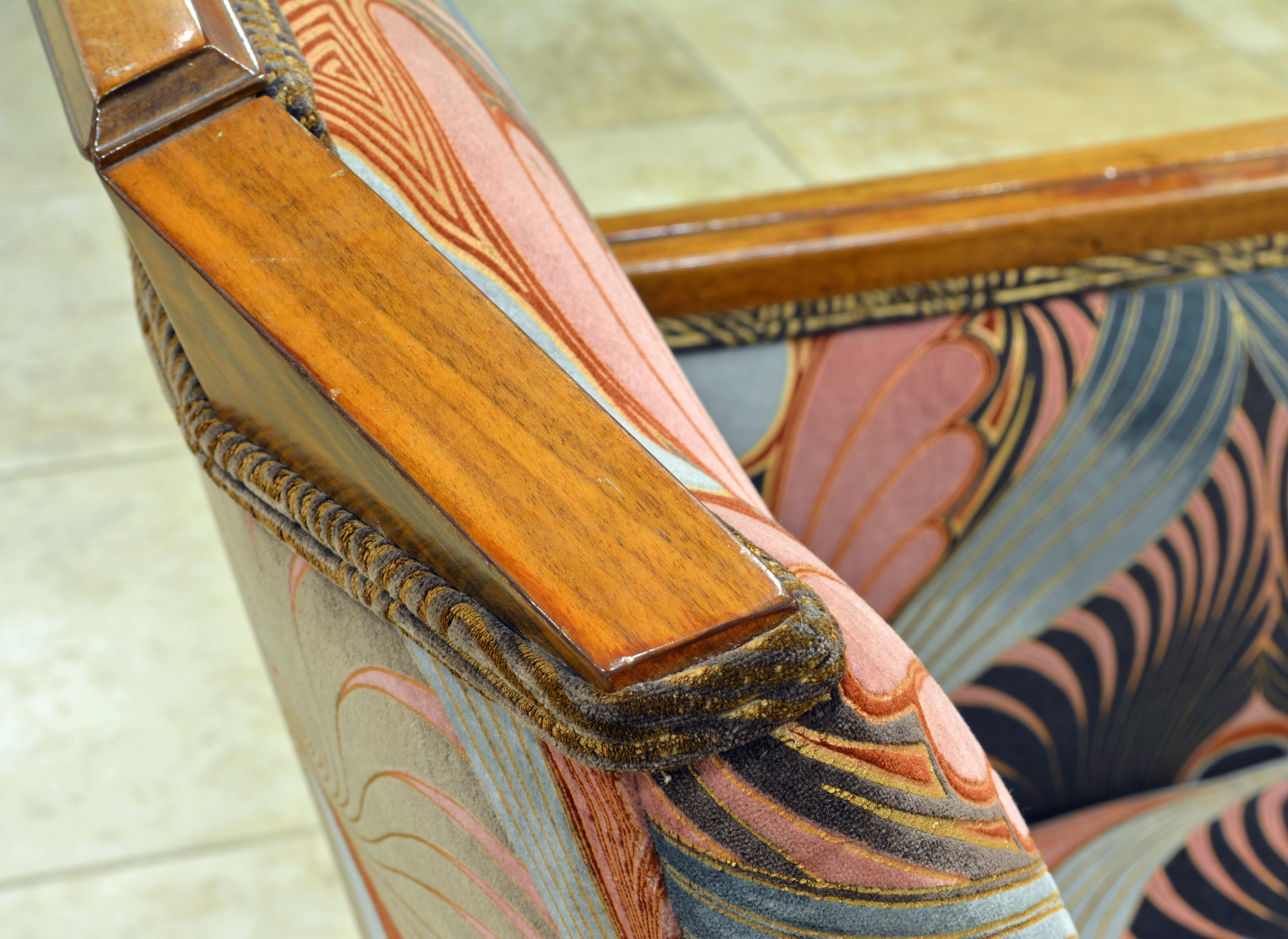Paire de fauteuils club Art déco français tapissés avec tissu paon 5
