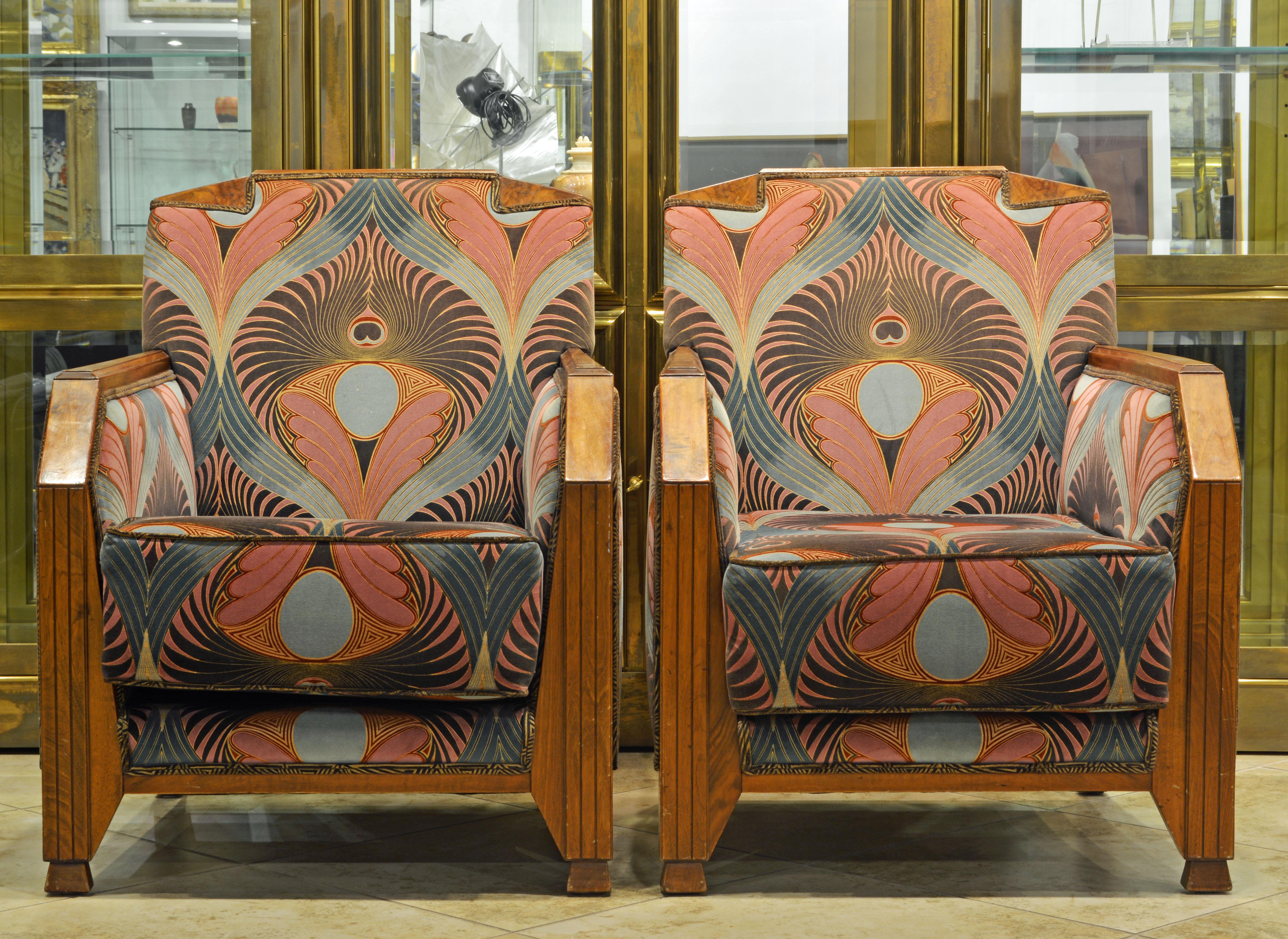 Avec leur aspect angulaire et leur tissu d'inspiration Art déco:: ces chaises Art déco françaises du style d'Emile-Jacques Ruhlmann attirent le regard et vous rappellent une époque glamour de la décoration intérieure française. Il date des années