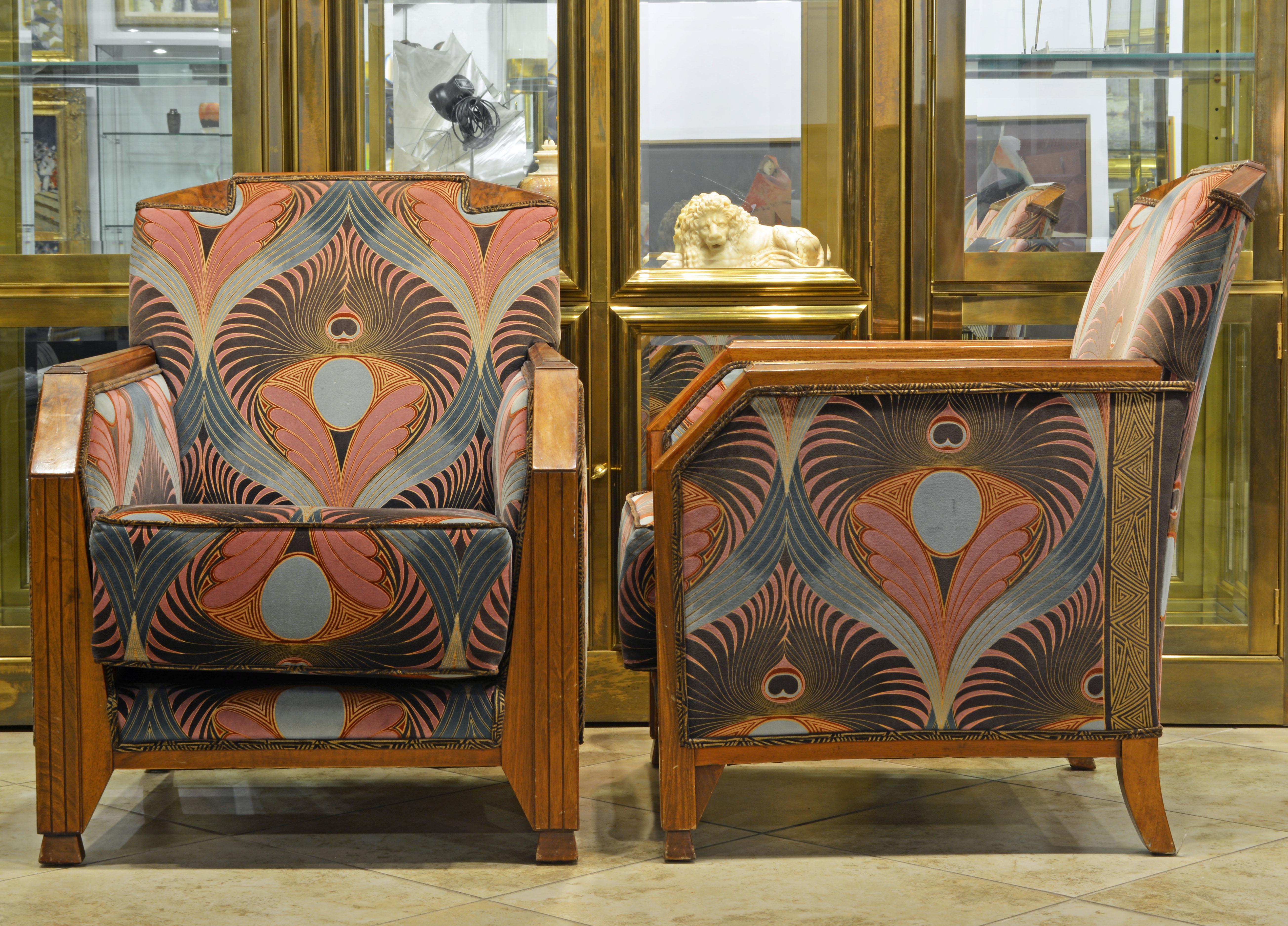 Français Paire de fauteuils club Art déco français tapissés avec tissu paon