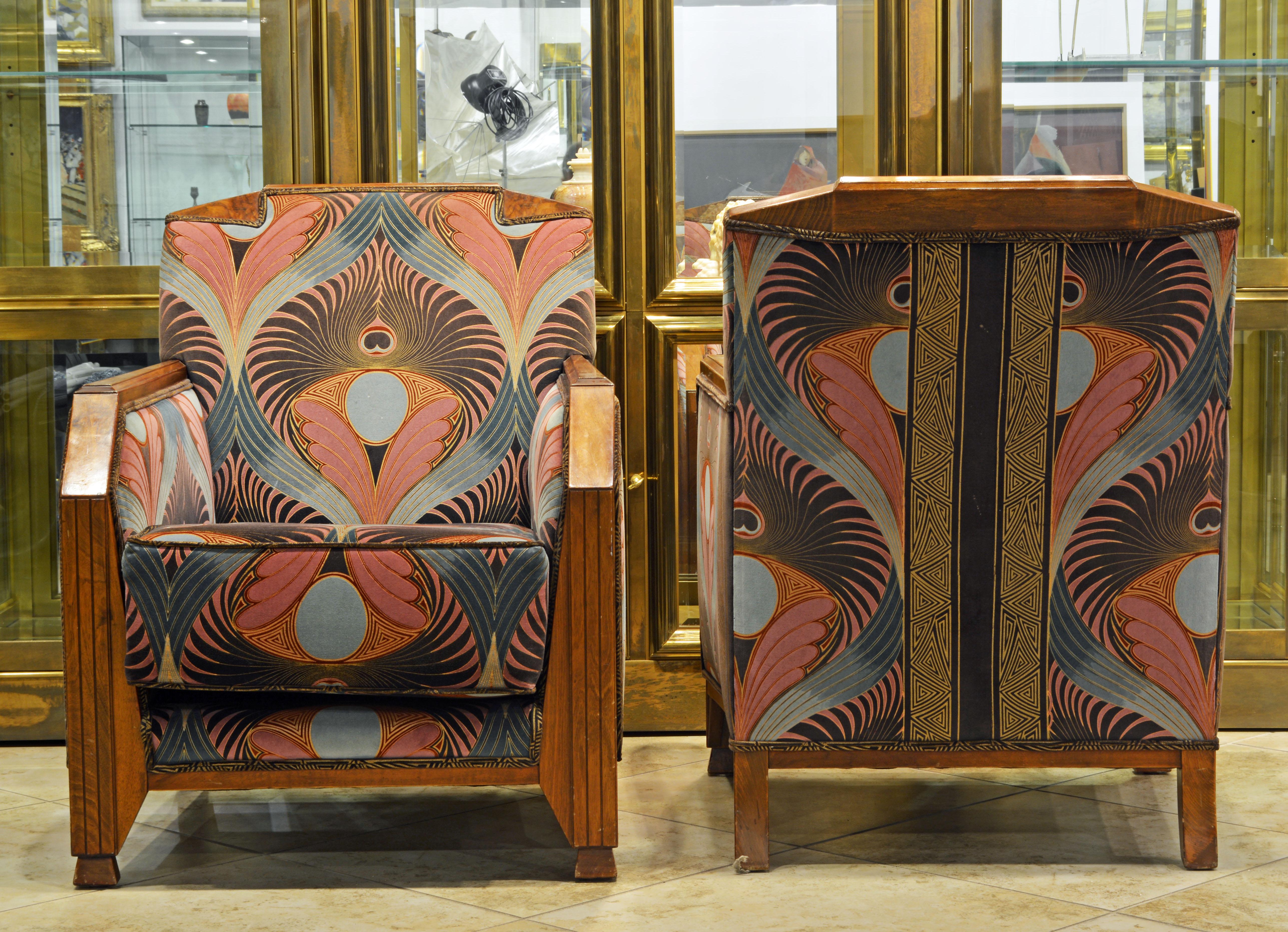 Paire de fauteuils club Art déco français tapissés avec tissu paon Bon état à Ft. Lauderdale, FL