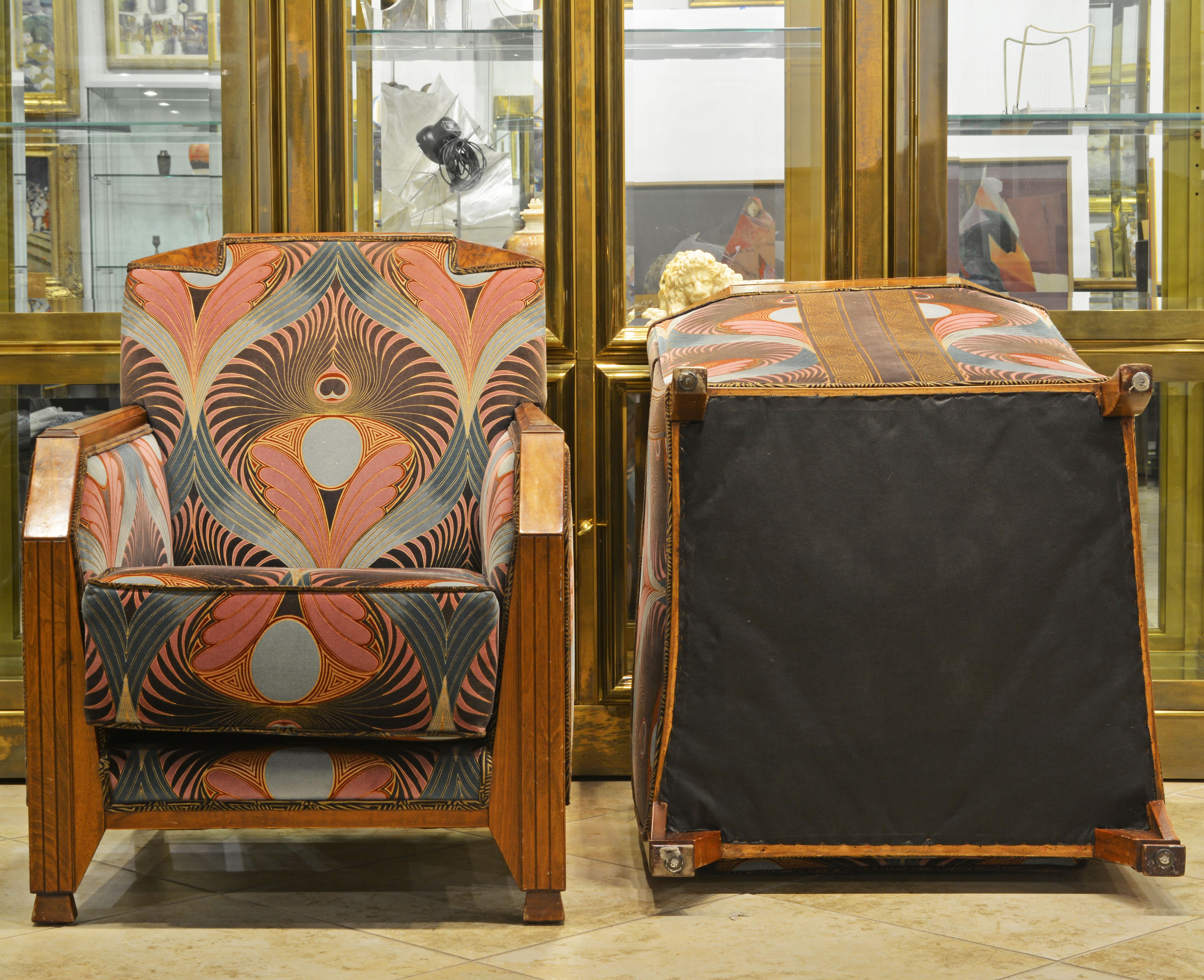 20ième siècle Paire de fauteuils club Art déco français tapissés avec tissu paon