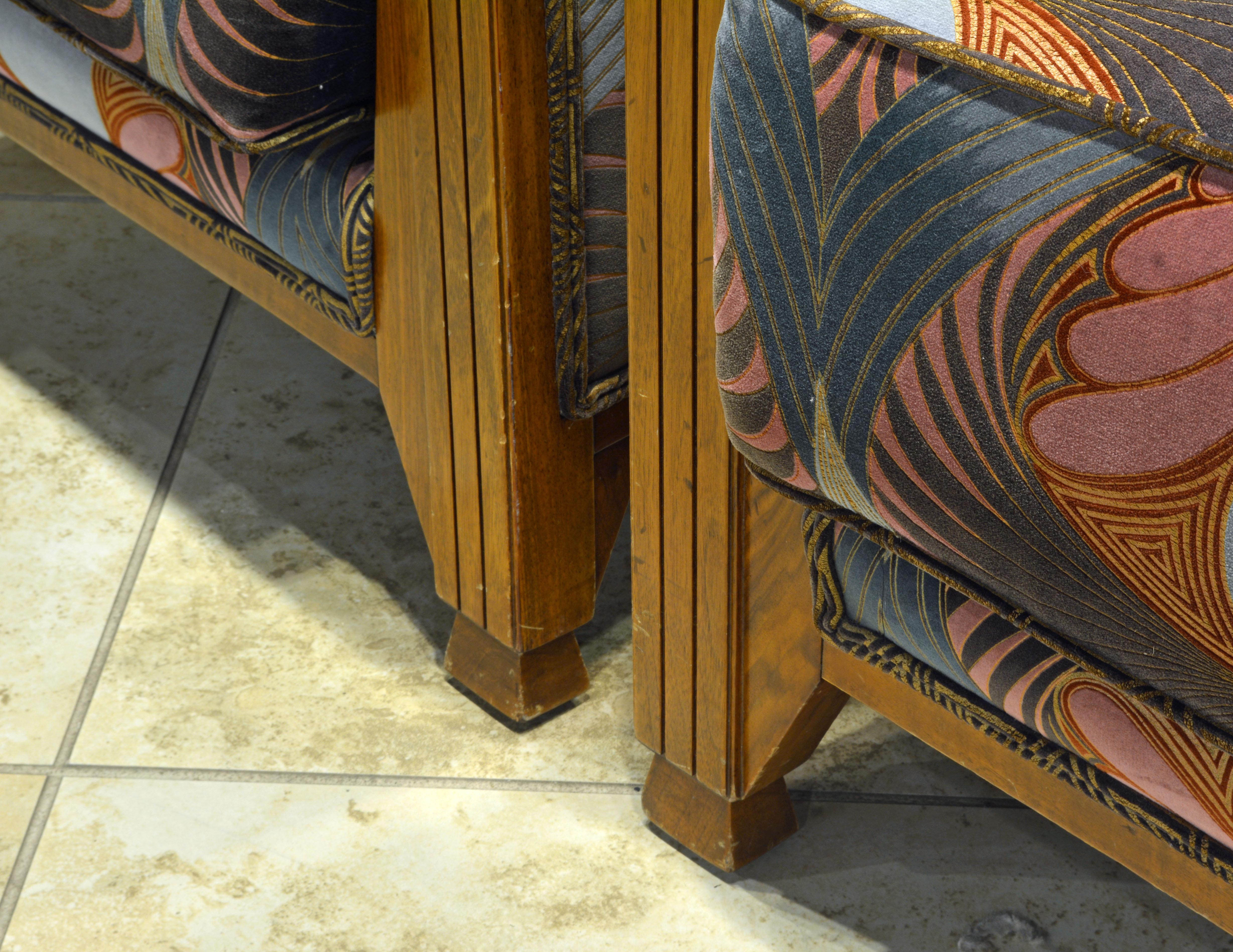 Paire de fauteuils club Art déco français tapissés avec tissu paon 1