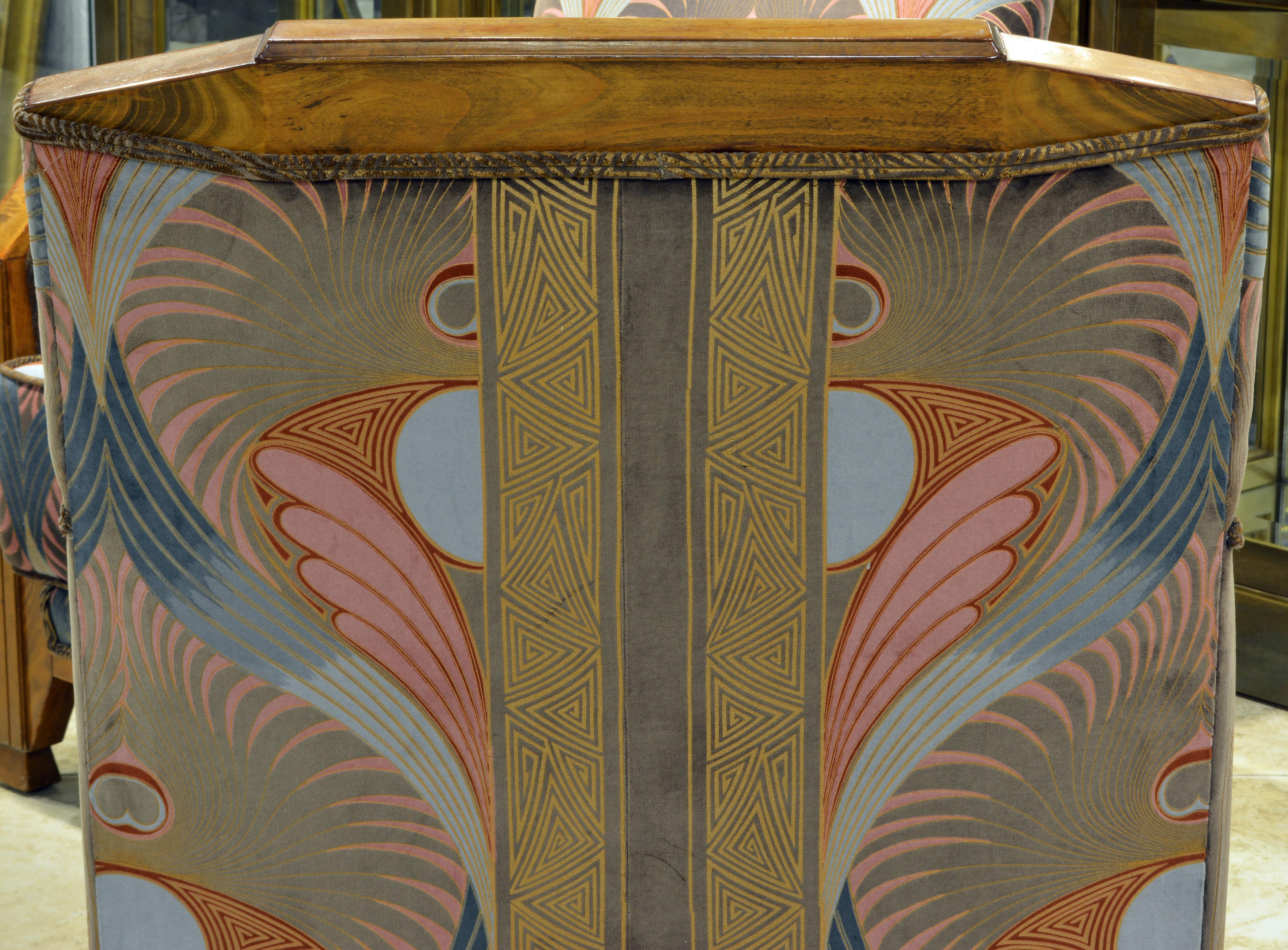 Paire de fauteuils club Art déco français tapissés avec tissu paon 3
