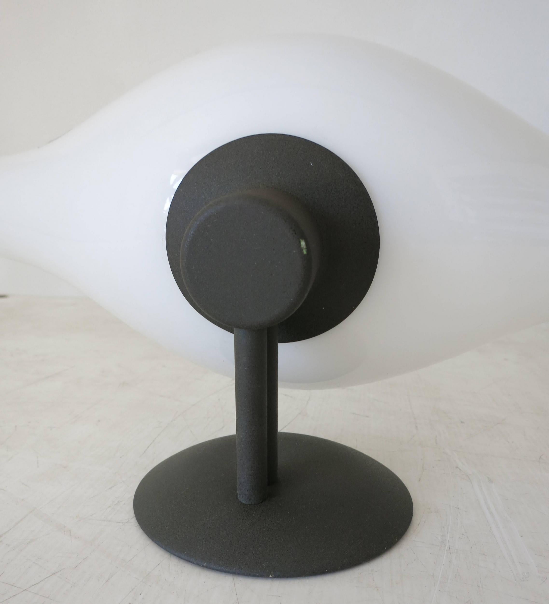 Italiano Coppia di lampade in vetro e metallo nero, anni '80 in vendita