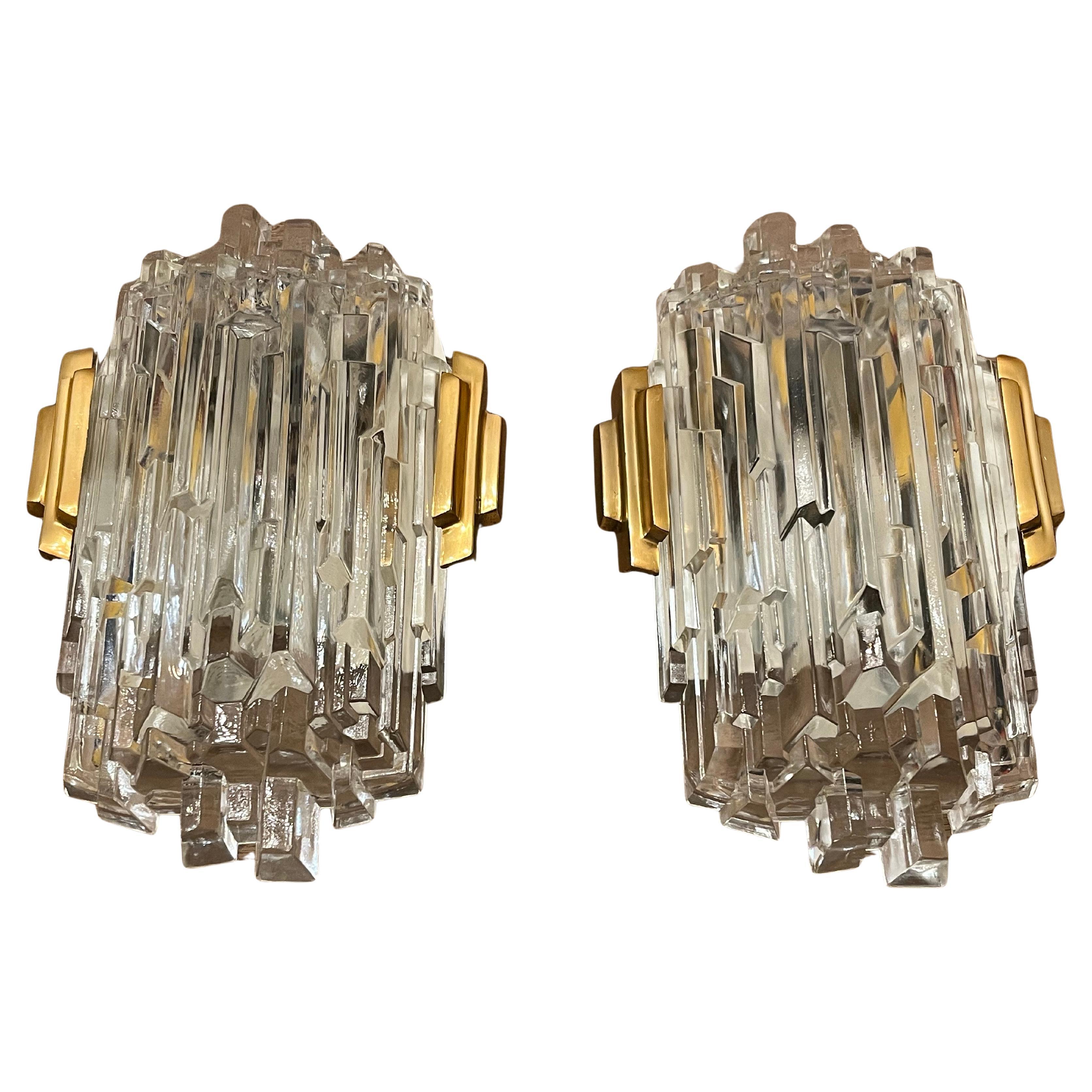 Paire d'appliques en verre de style Art déco, les abat-jours en verre reposent sur le cadre avec des attaches en laiton.

Peut contenir une ampoule candélabre chacun.