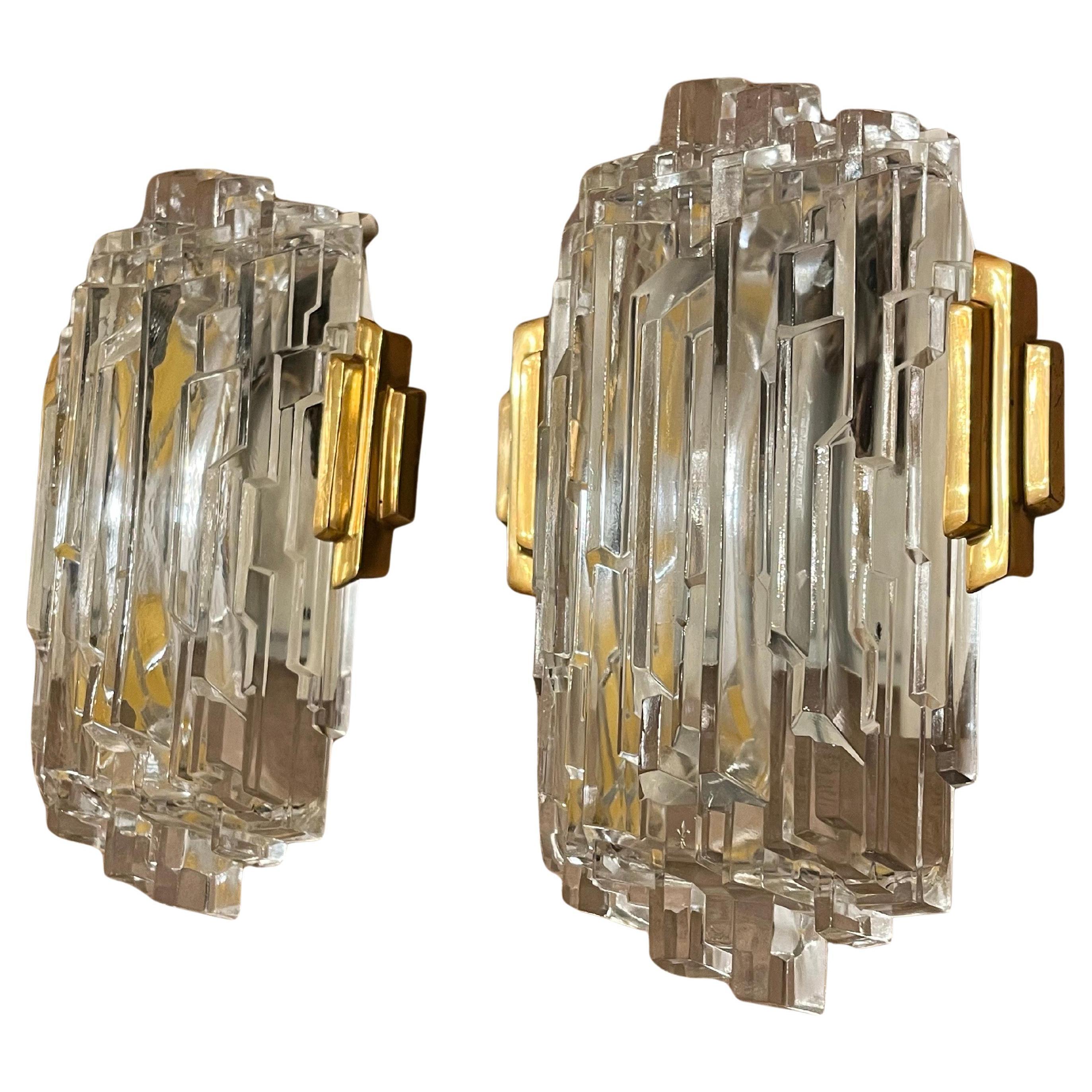 Mid-Century Modern Paire d'appliques art déco en verre et laiton, Kalmar, Autriche, 1960 en vente