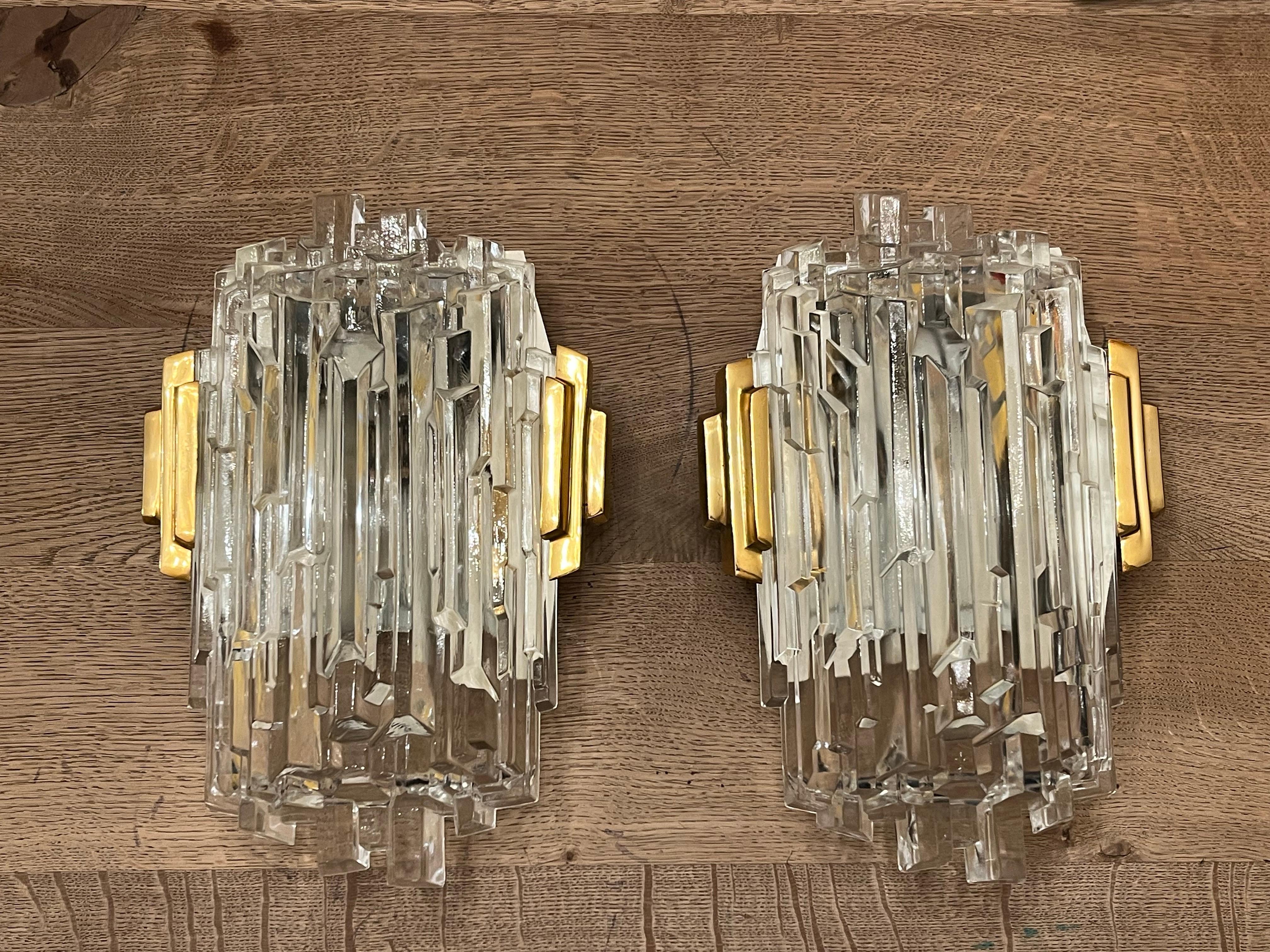 Autrichien Paire d'appliques art déco en verre et laiton, Kalmar, Autriche, 1960 en vente