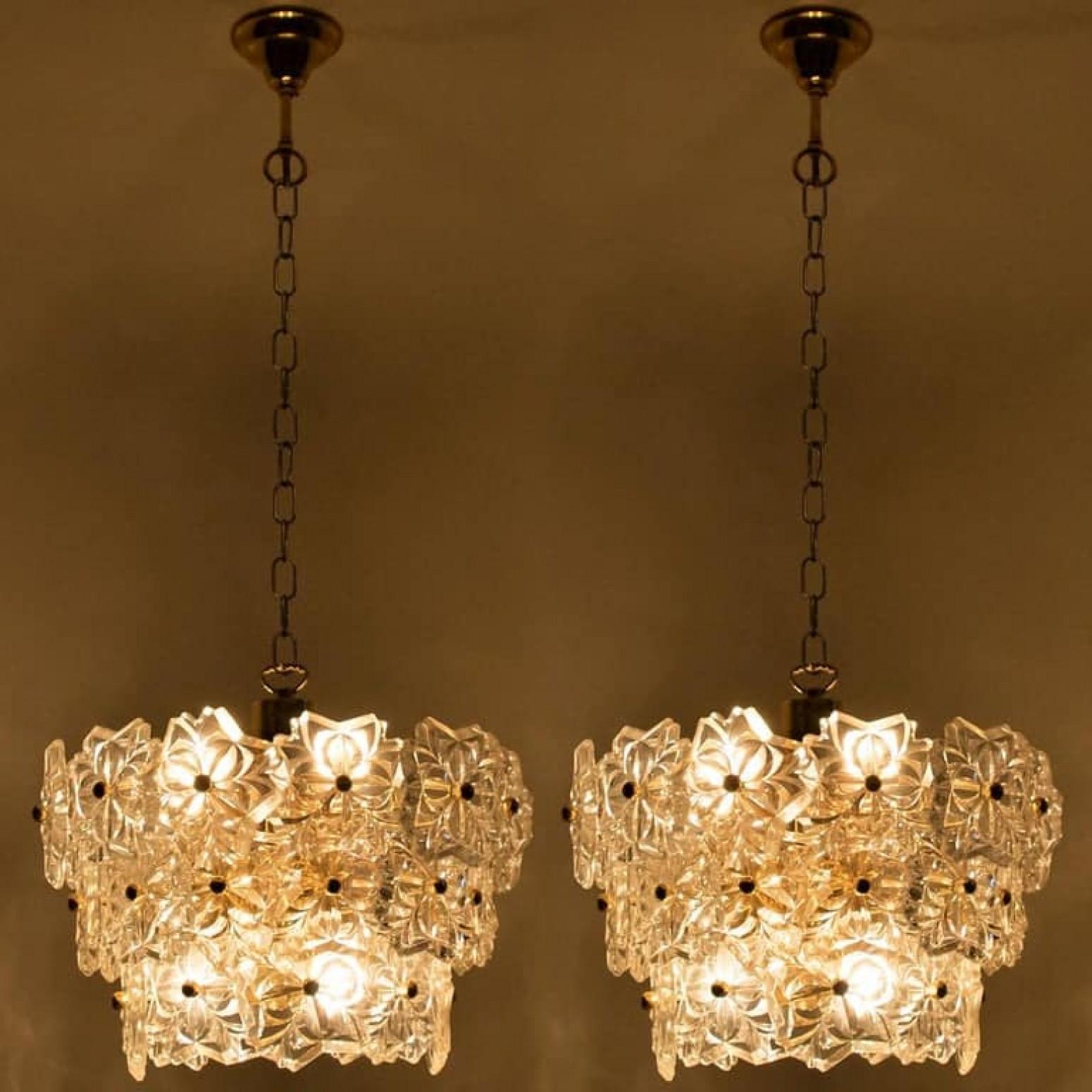 Coppia di lampade a tre livelli floreali in vetro e ottone di Hillebrand, anni '70 in vendita 2