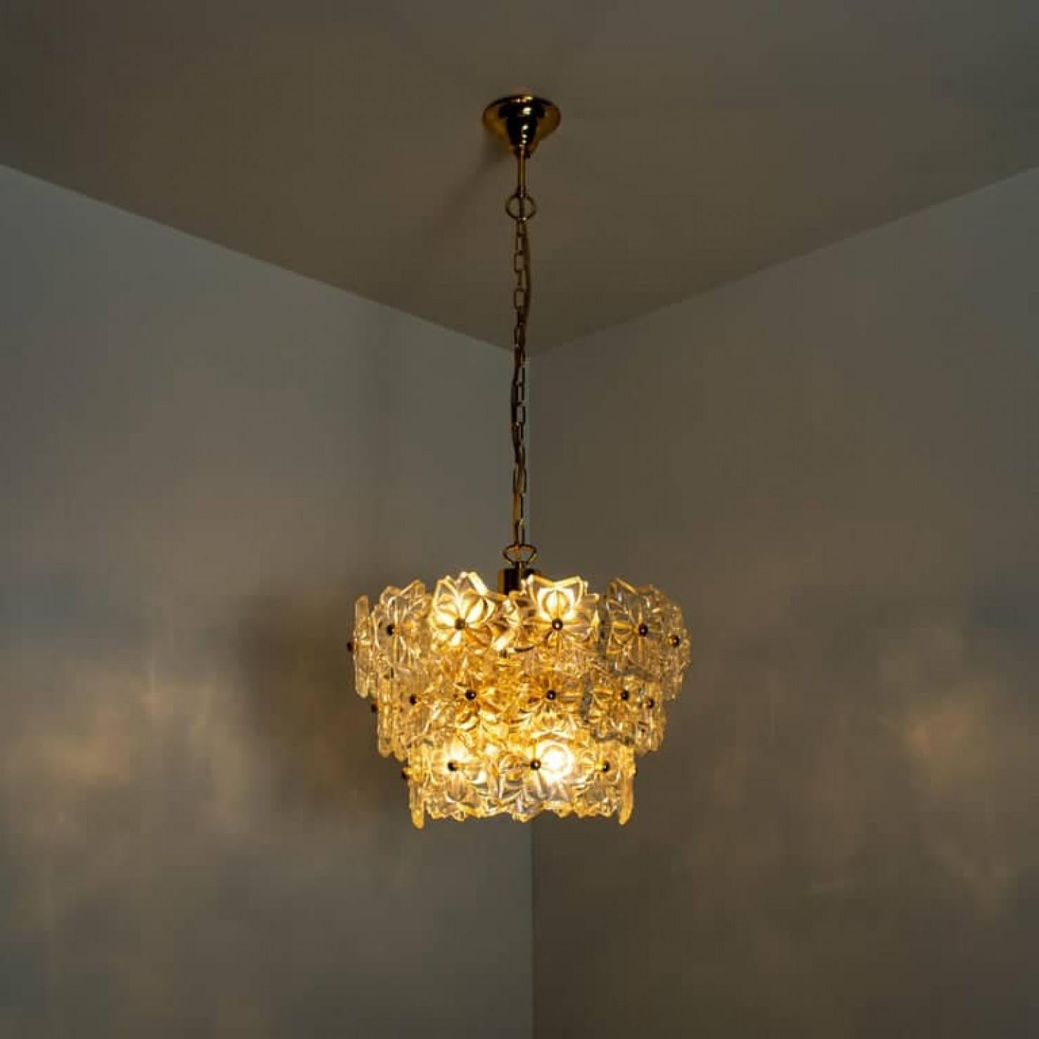 Coppia di lampade a tre livelli floreali in vetro e ottone di Hillebrand, anni '70 in vendita 5