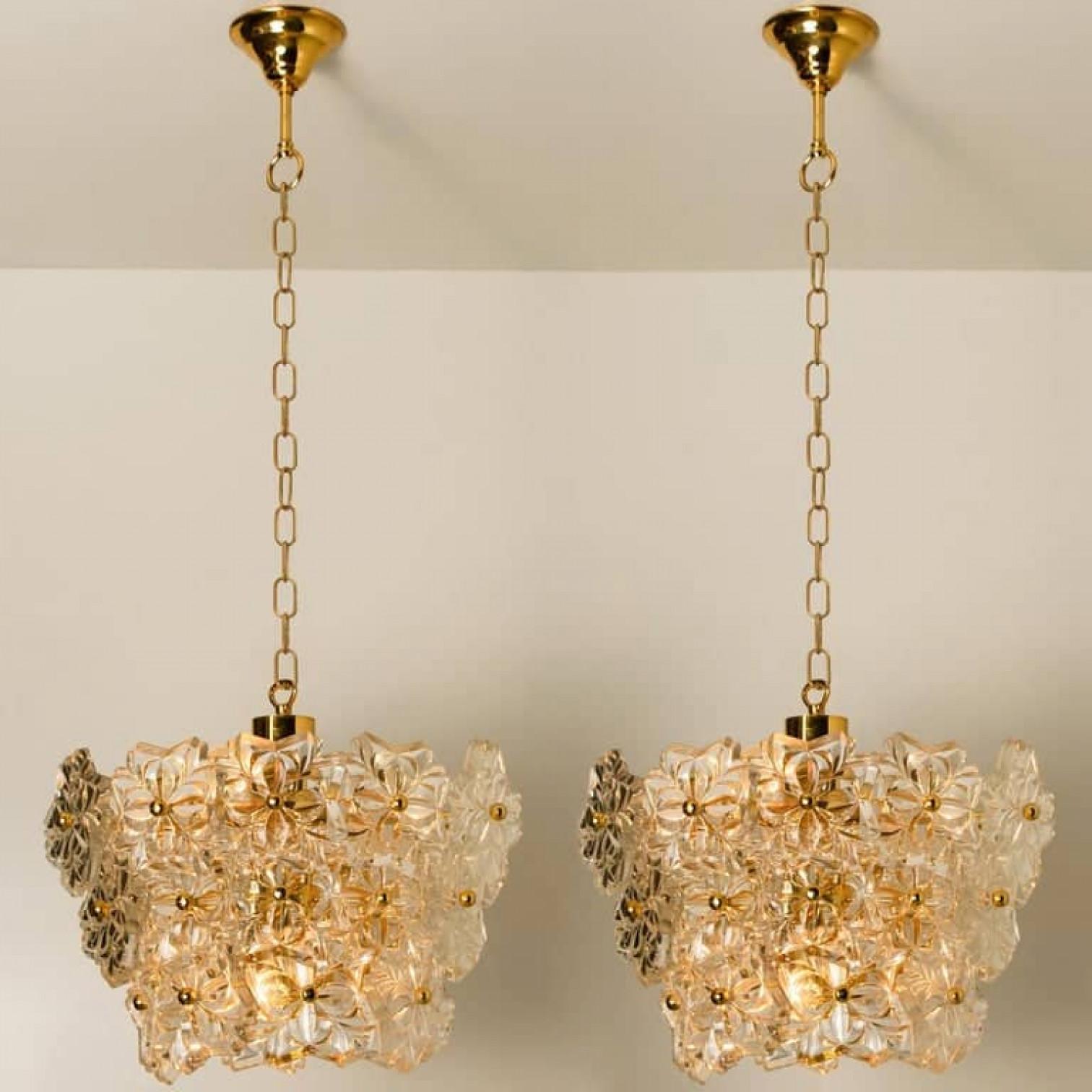 Questi lampadari scultorei con il design di un bouquet di fiori in vetro testurizzato provengono dalla storica azienda di illuminazione Hillebrand. Prodotto a metà del secolo scorso, circa 1970 (fine anni '60 o inizio anni '70).

L'apparecchio ha