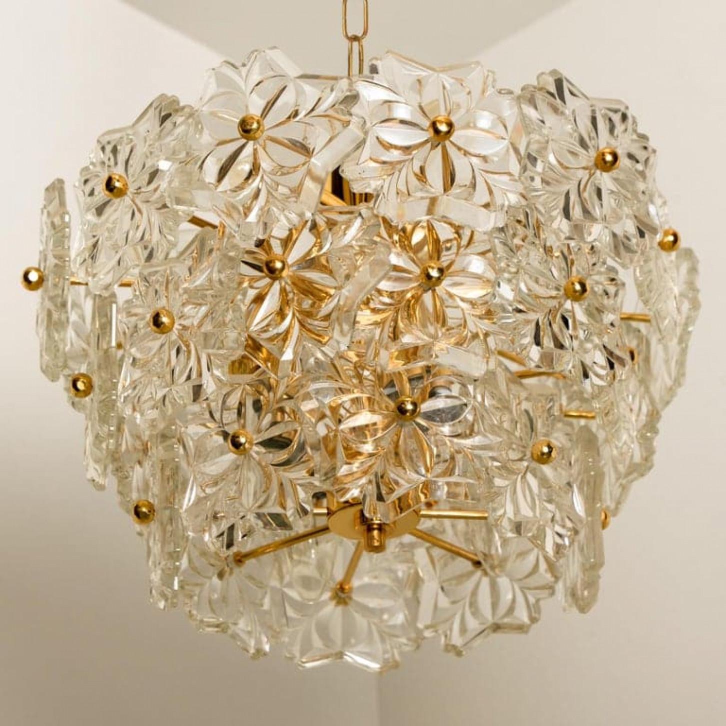 Mid-Century moderno Coppia di lampade a tre livelli floreali in vetro e ottone di Hillebrand, anni '70 in vendita