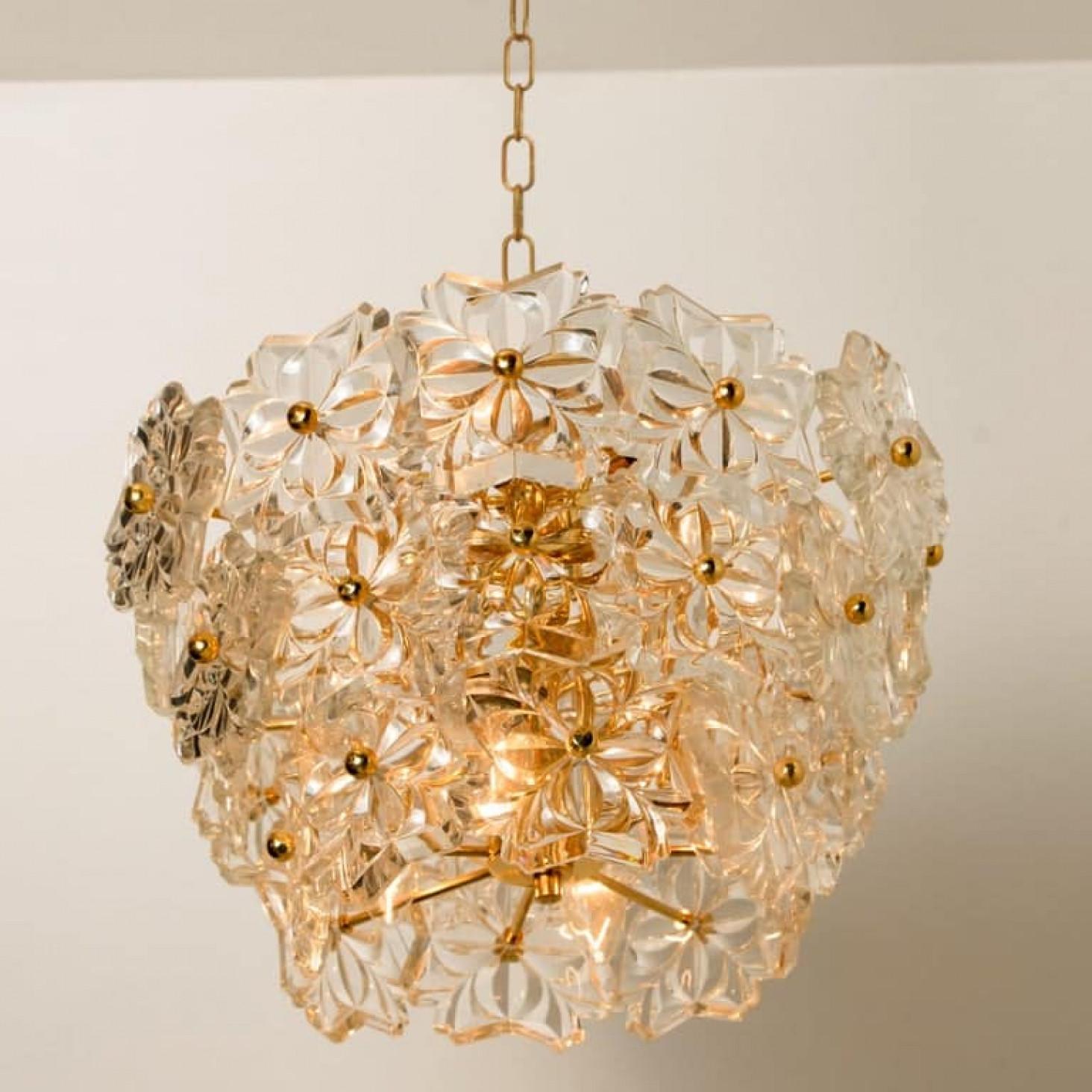 Ottone Coppia di lampade a tre livelli floreali in vetro e ottone di Hillebrand, anni '70 in vendita