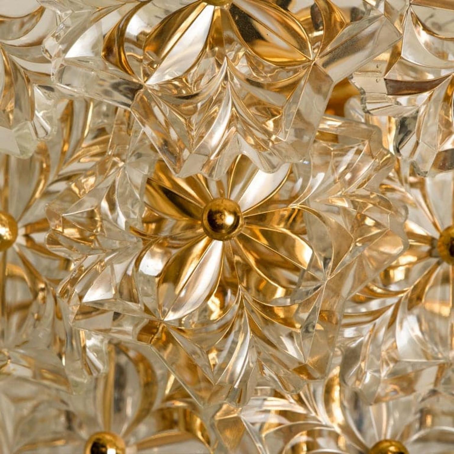 Coppia di lampade a tre livelli floreali in vetro e ottone di Hillebrand, anni '70 in vendita 1