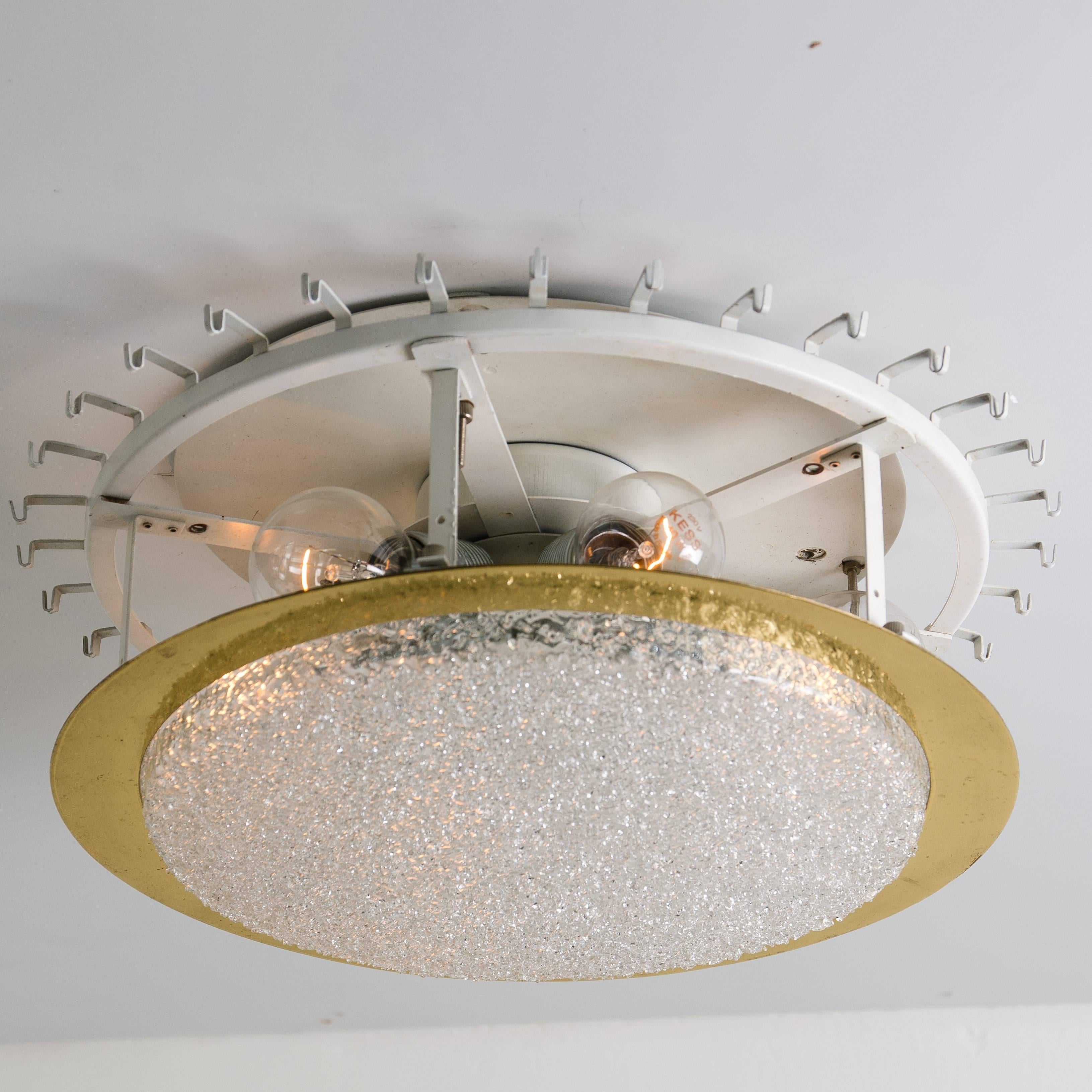 Ottone Coppia di lampadari da incasso in vetro e ottone di Doria, 1960 in vendita