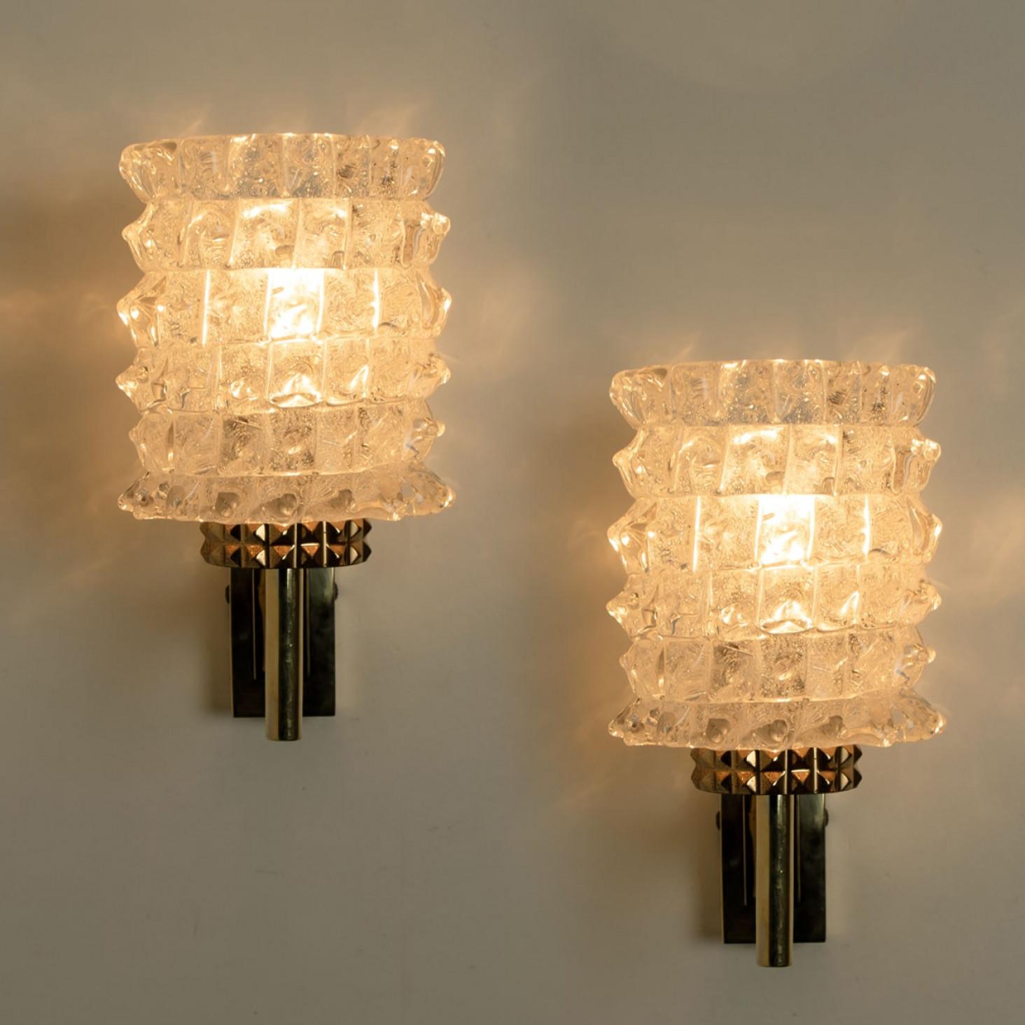 Wandleuchten aus Glas und Messingglas, 1970er Jahre, Paar im Angebot 1