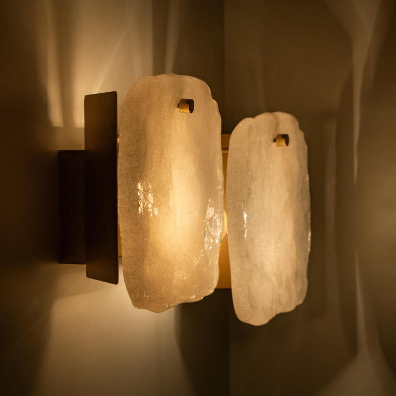 Ein Paar Leuchten aus Glas und Messing, entworfen von J.T Kalmar, Österreich, 1960er Jahre im Zustand „Hervorragend“ im Angebot in Rijssen, NL