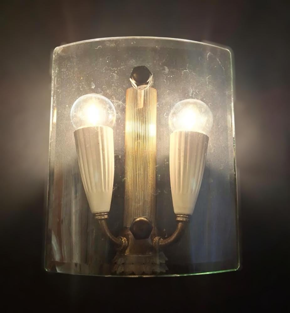 Paire d'appliques en verre et laiton Bon état - En vente à Los Angeles, CA