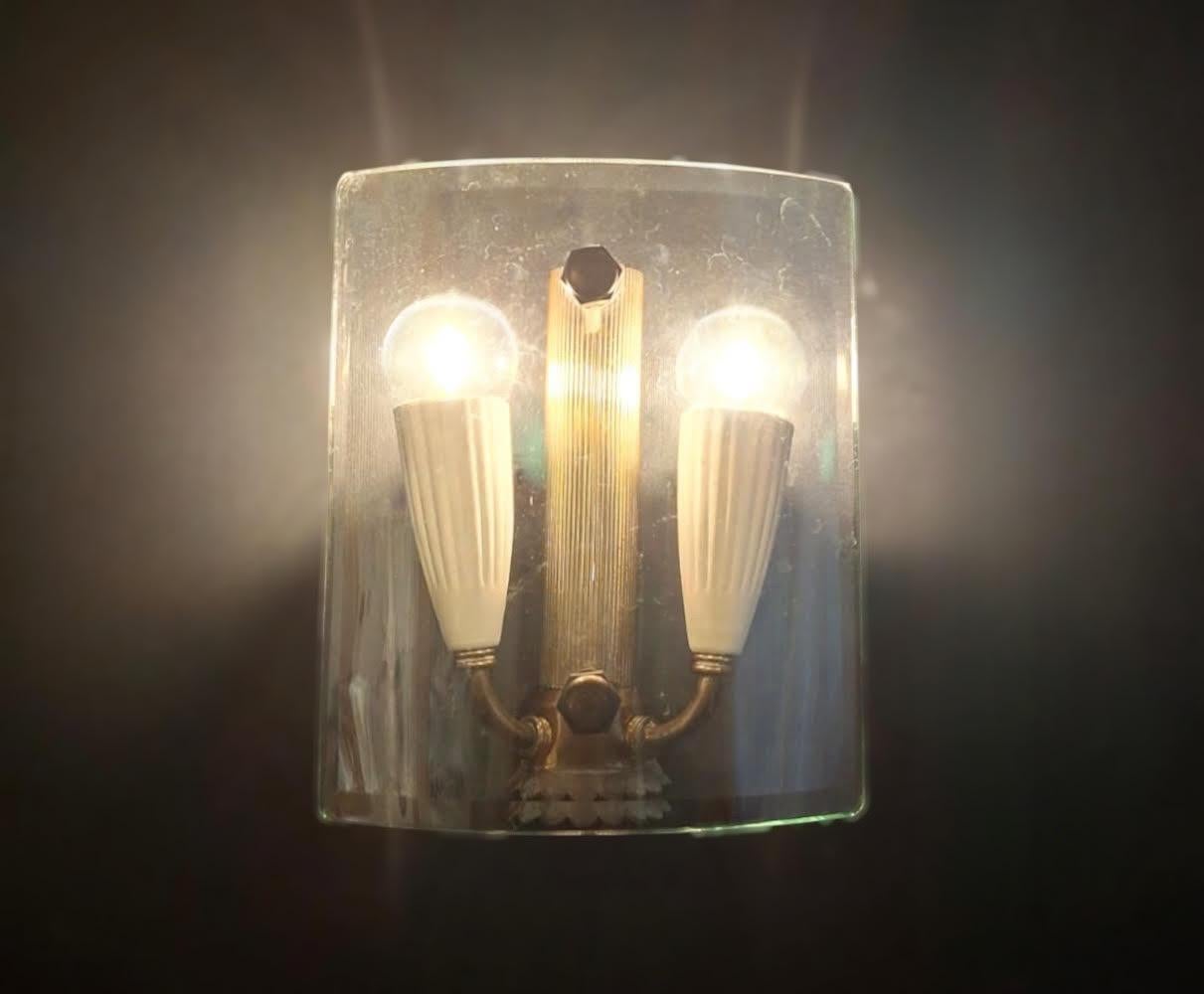 20ième siècle Paire d'appliques en verre et laiton en vente
