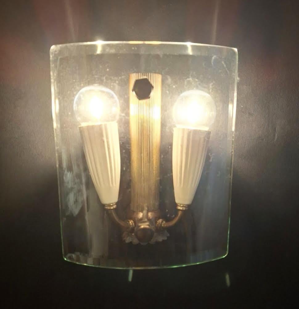 Paire d'appliques en verre et laiton en vente 1