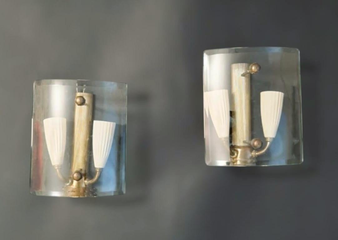 Paire d'appliques en verre et laiton en vente 2