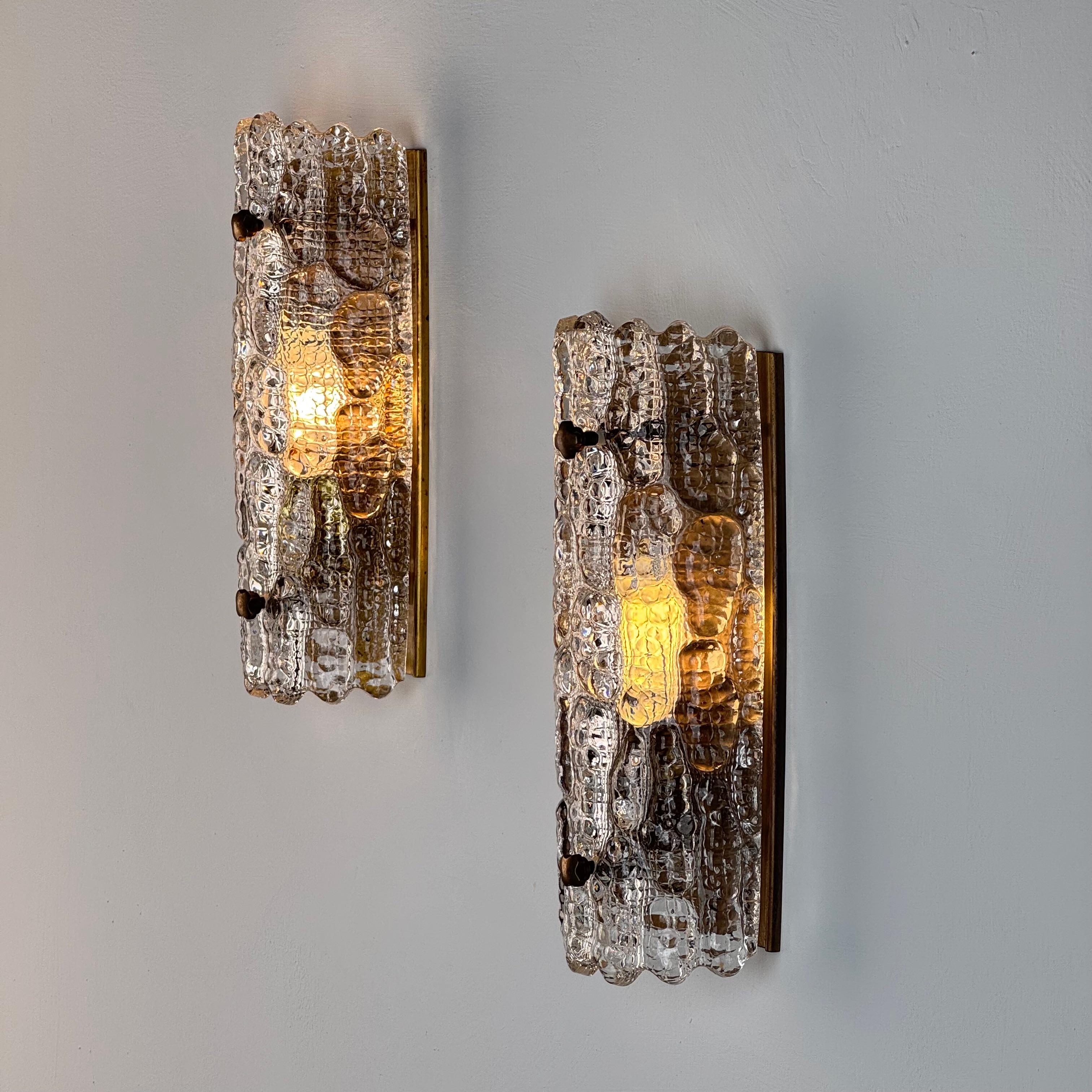 Ein Paar Wandleuchten aus Glas und Messing von Carl Fagerlund für Orrefors, 1970er Jahre (Moderne der Mitte des Jahrhunderts) im Angebot