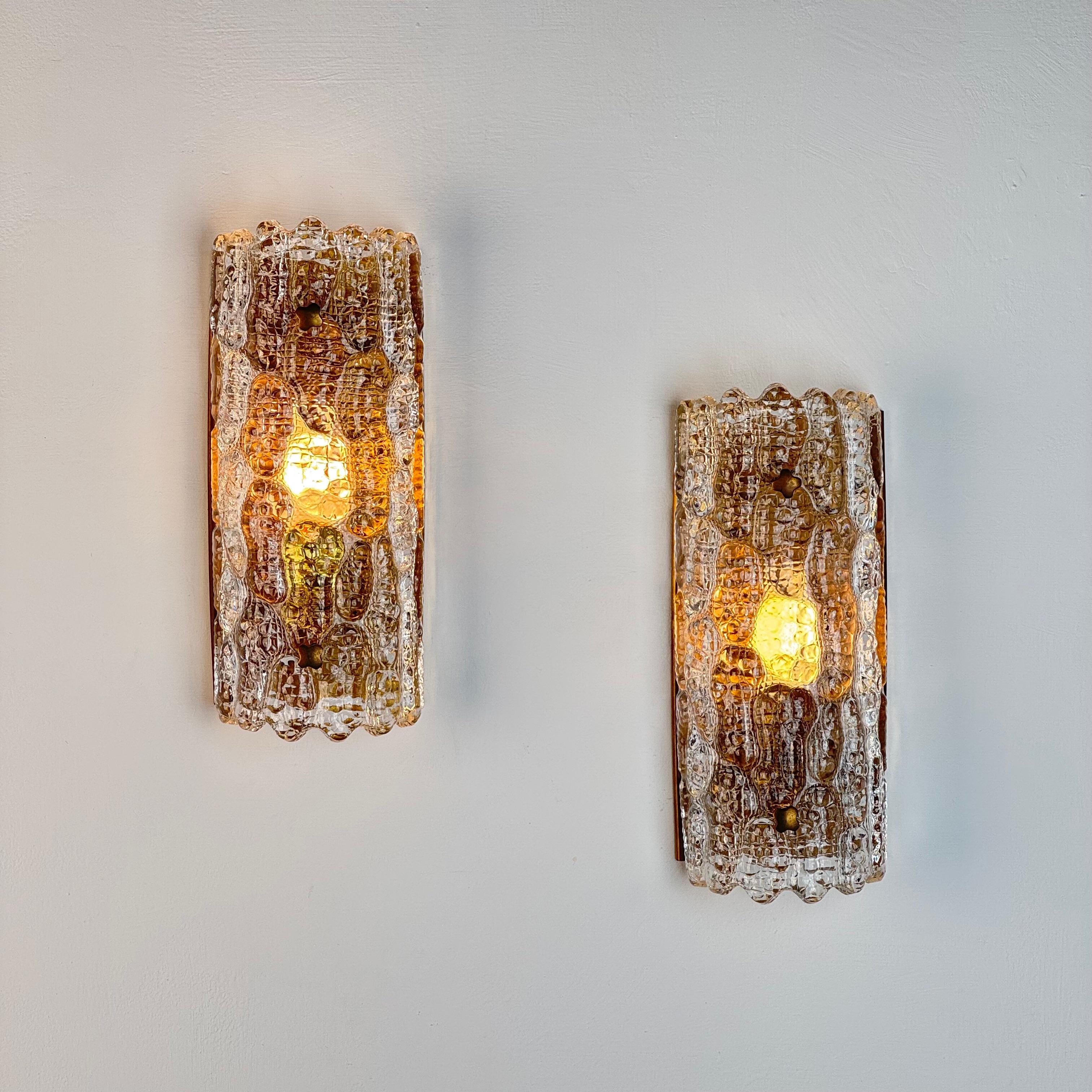 Ein Paar Wandleuchten aus Glas und Messing von Carl Fagerlund für Orrefors, 1970er Jahre im Zustand „Gut“ im Angebot in Brescia, Brescia