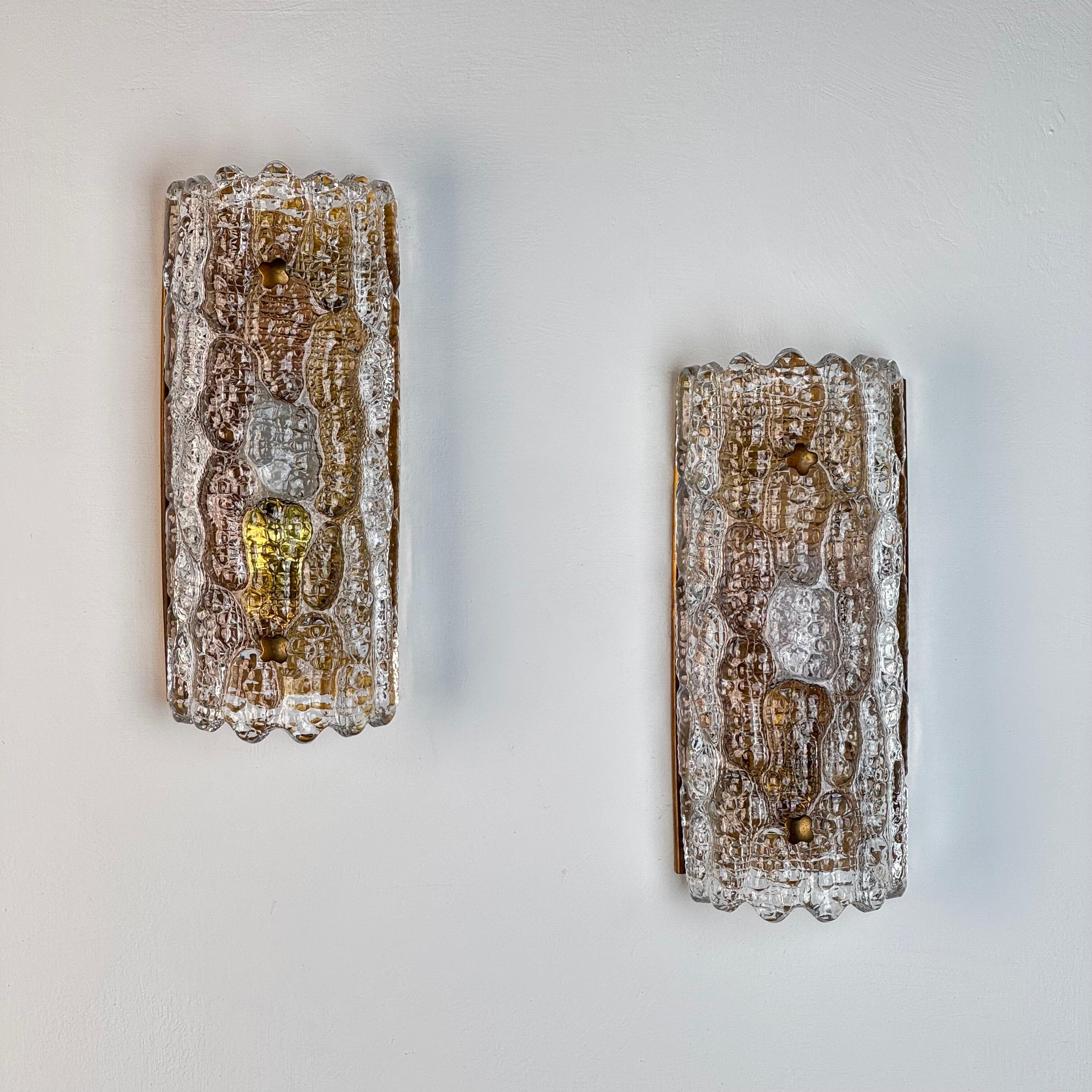 Ein Paar Wandleuchten aus Glas und Messing von Carl Fagerlund für Orrefors, 1970er Jahre im Angebot 1