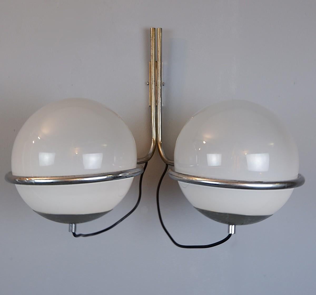 Pair of Glass and Chrome Italian Sconces In Good Condition For Sale In Brussels, BE