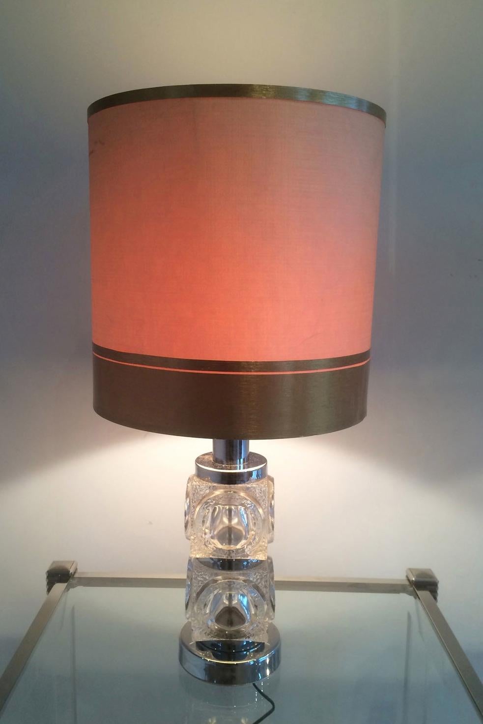 Pareja de lámparas de mesa de cristal y cromo, francesas, circa 1970 en venta 3