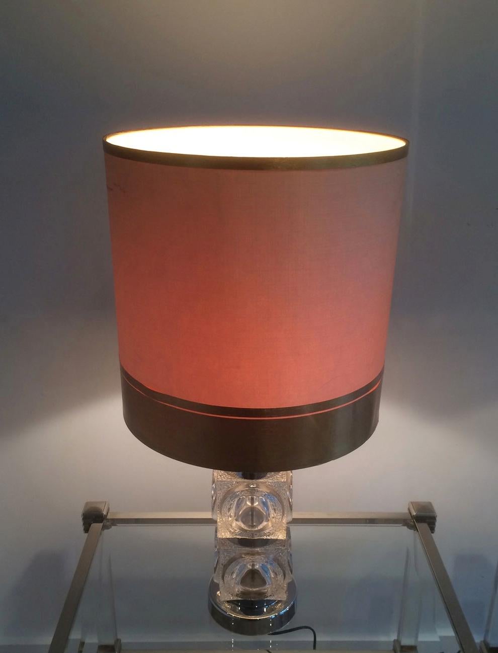Pareja de lámparas de mesa de cristal y cromo, francesas, circa 1970 en venta 4