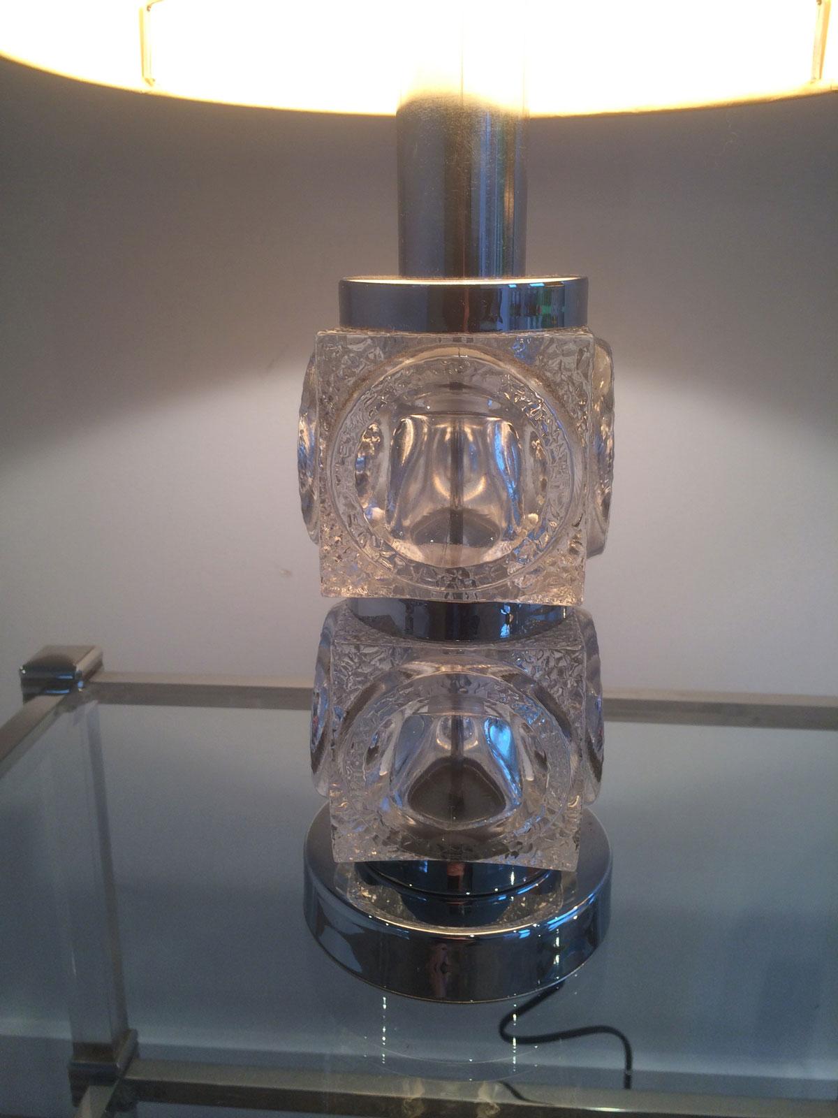 Pareja de lámparas de mesa de cristal y cromo, francesas, circa 1970 mediados del siglo XX en venta