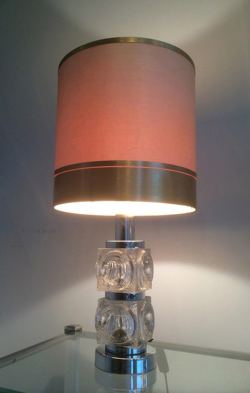 Pareja de lámparas de mesa de cristal y cromo, francesas, circa 1970 en venta 2