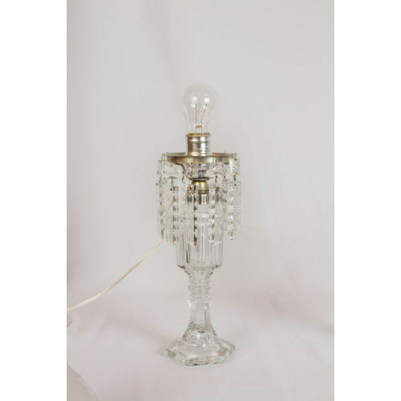 Ein Paar umgewandelte Öllampen mit Kristallen und originalen Glasschirmen. Die Lampenschirme bestehen aus Milchglas. Kristalle sind im ursprünglichen Kolonialschliff geschliffen. 19. Jahrhundert, komplett restauriert, mit neuen Fassungen und