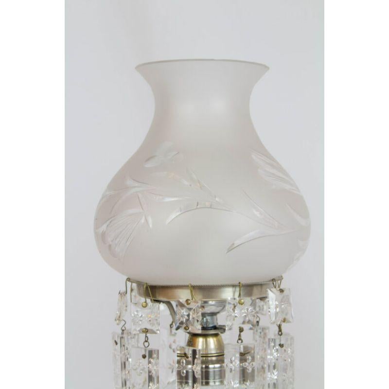 XIXe siècle Paire de lampes à huile en verre et cristal convertis avec abat-jours d'origine en verre taillé en vente