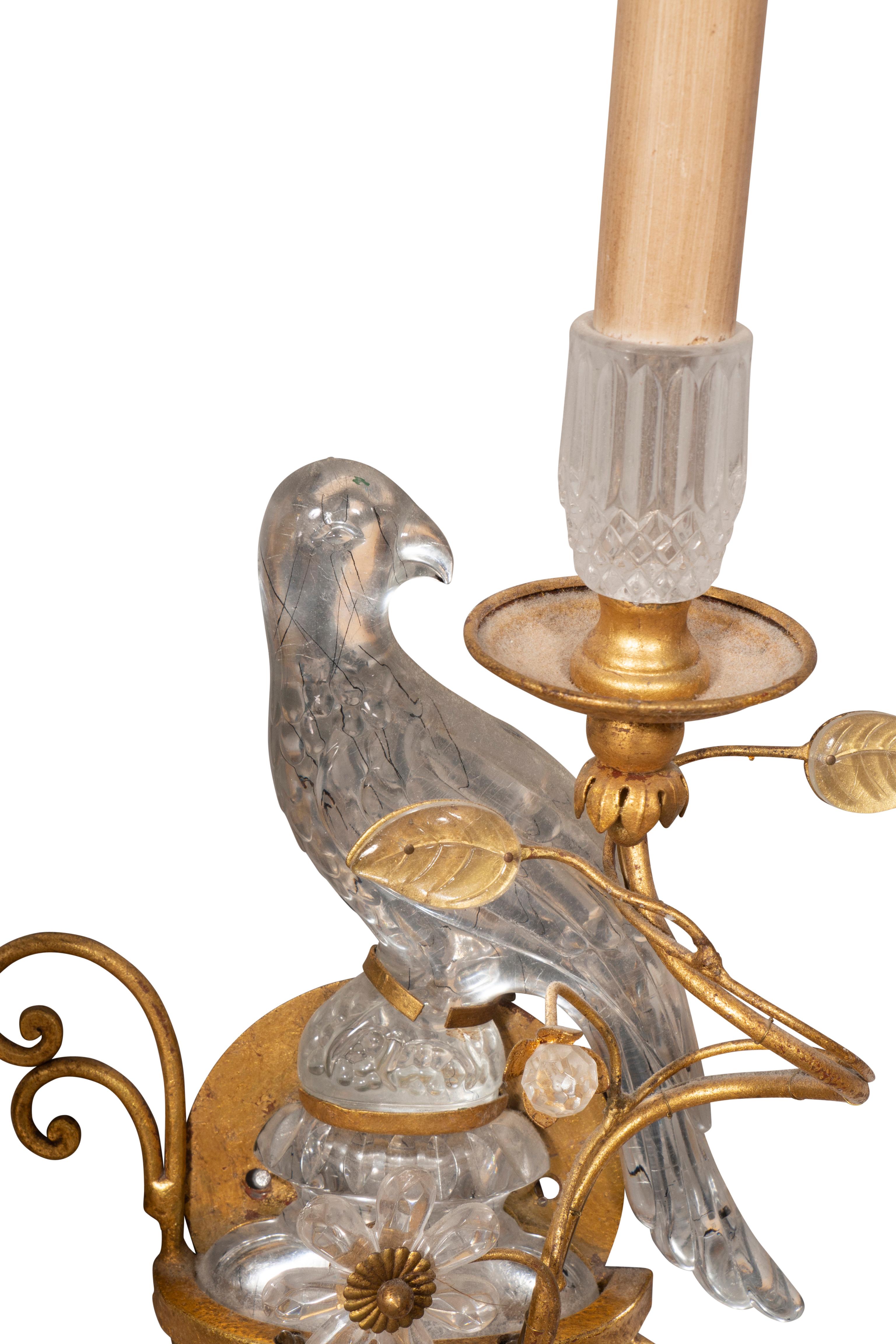 Paar Papagei-Wandleuchter aus Glas und vergoldetem Metall in der Art von Bagues (Metallarbeit) im Angebot