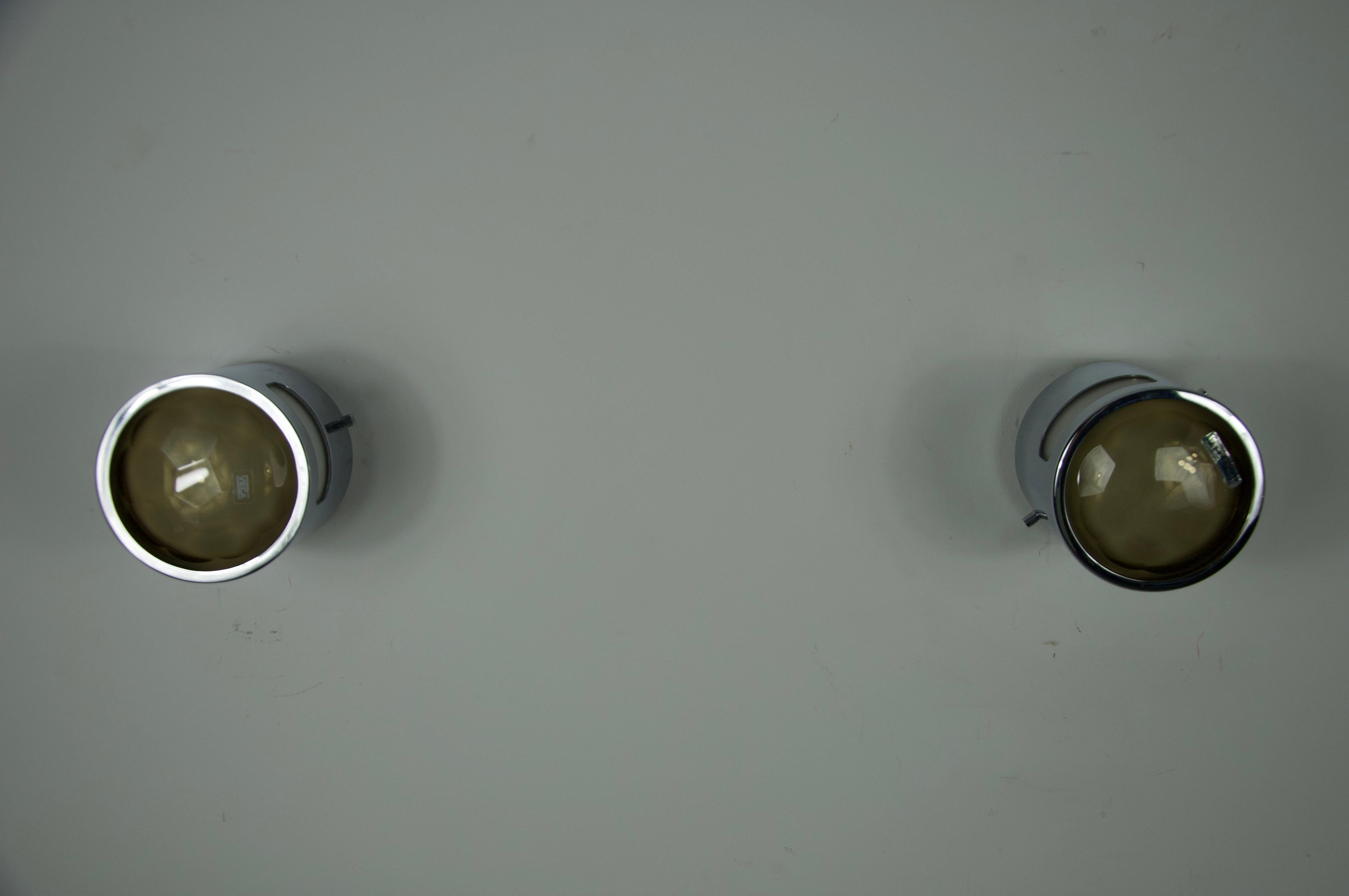 Mid-Century moderno Coppia di applique in vetro e metallo di Veca, anni '60, Italia in vendita
