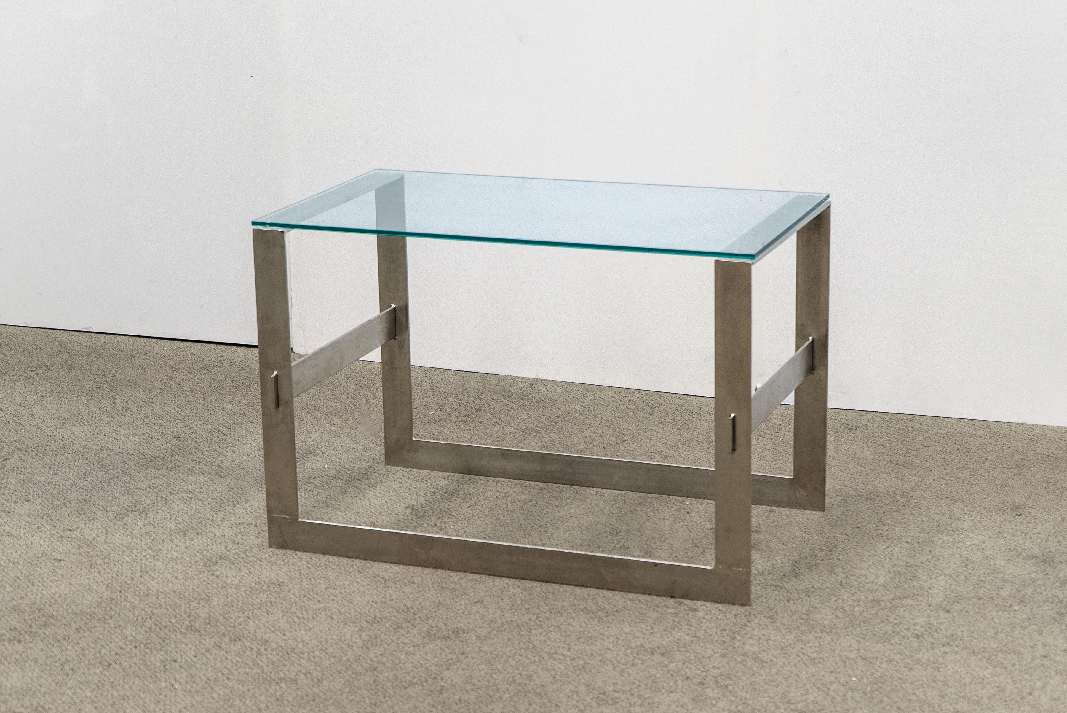 Paire de consoles en verre et nickel poli.