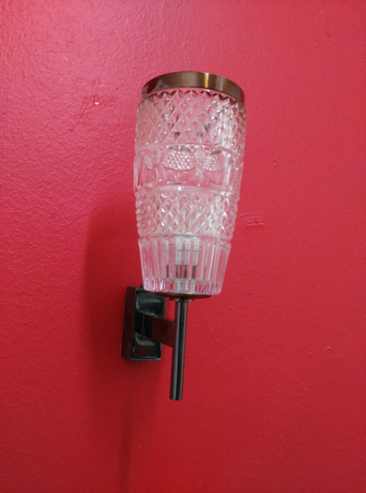 Pair of sconces with decorated edge in glass and steel structure. Single wall light with a light.
The wall lights work with E14 type light bulbs.