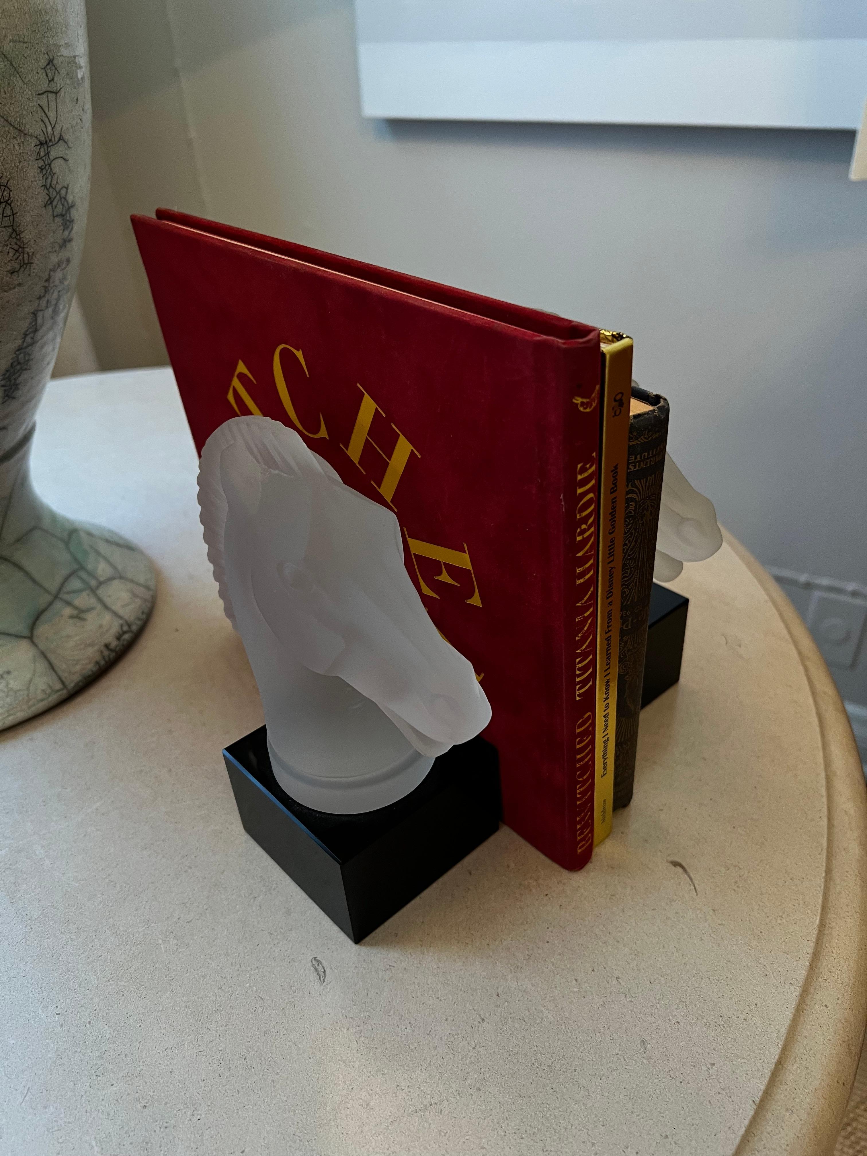Ein Paar Glas-Buchstützen im Stil von Lalique im Angebot 3