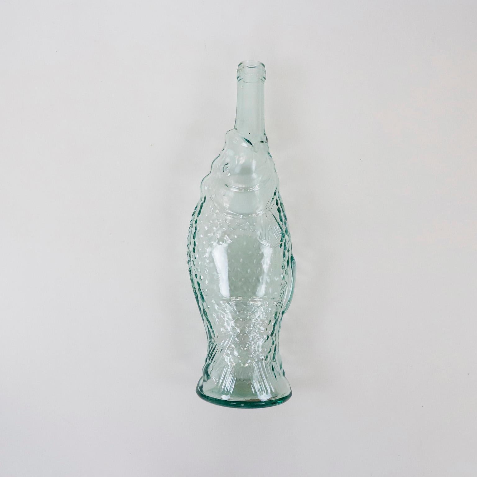 circa 1970. Offriamo questa coppia di bottiglie di vetro a forma di pesce.