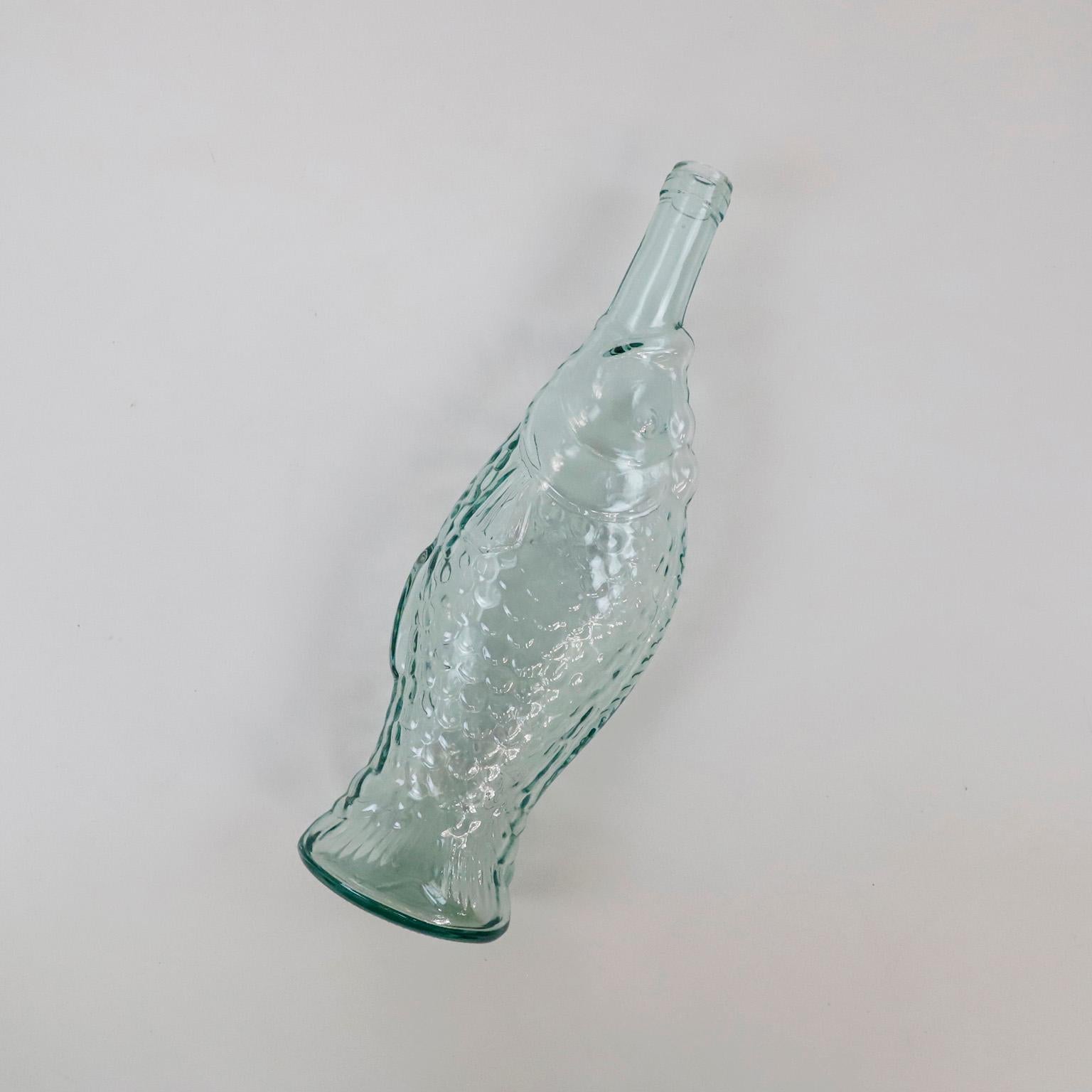 Ein Paar Glasflaschen in Fischform (Moderne) im Angebot