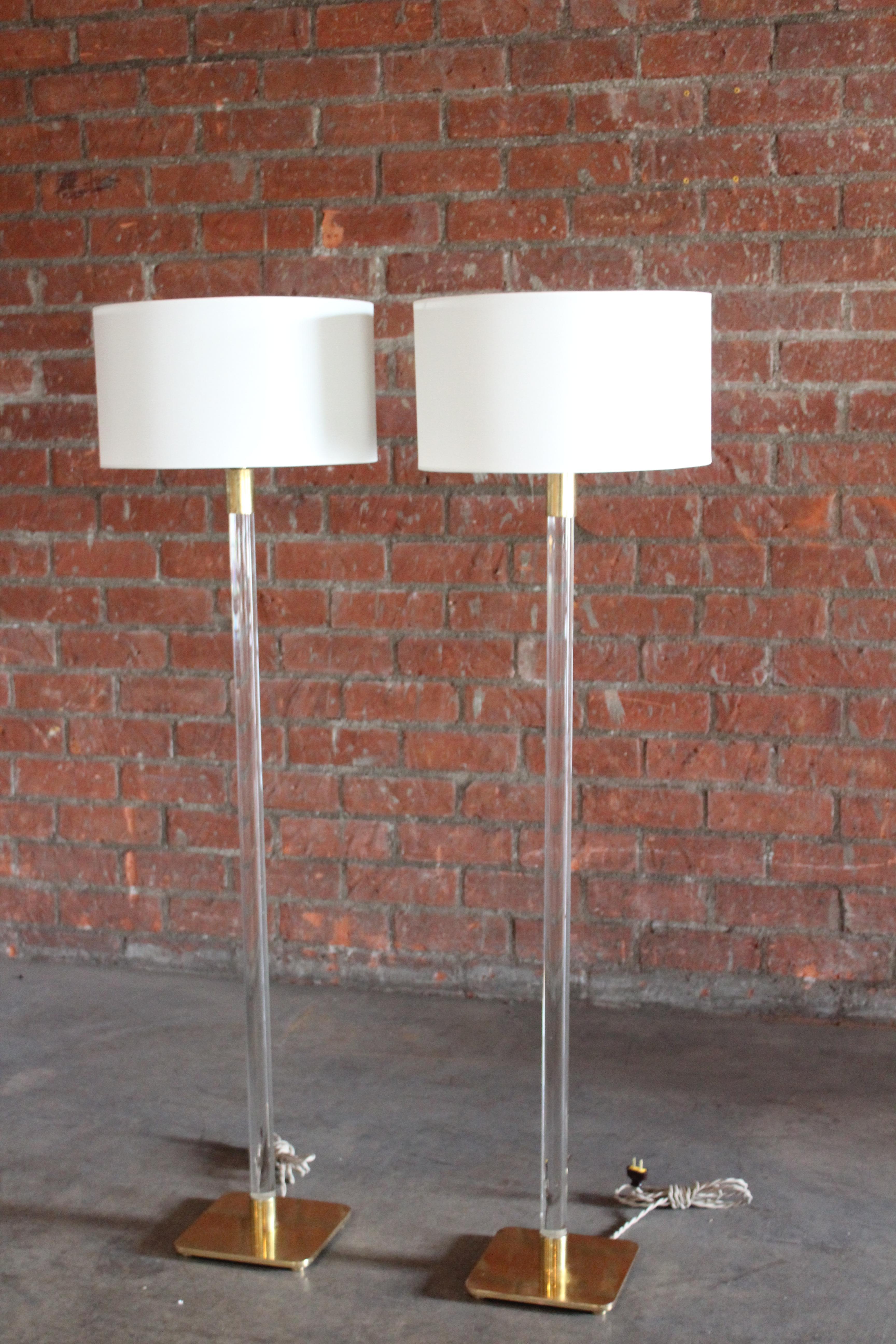 Mid-Century Modern Pair of Glass & Brass Floor Lamps by Hansen, NYC, 1970s For Sale