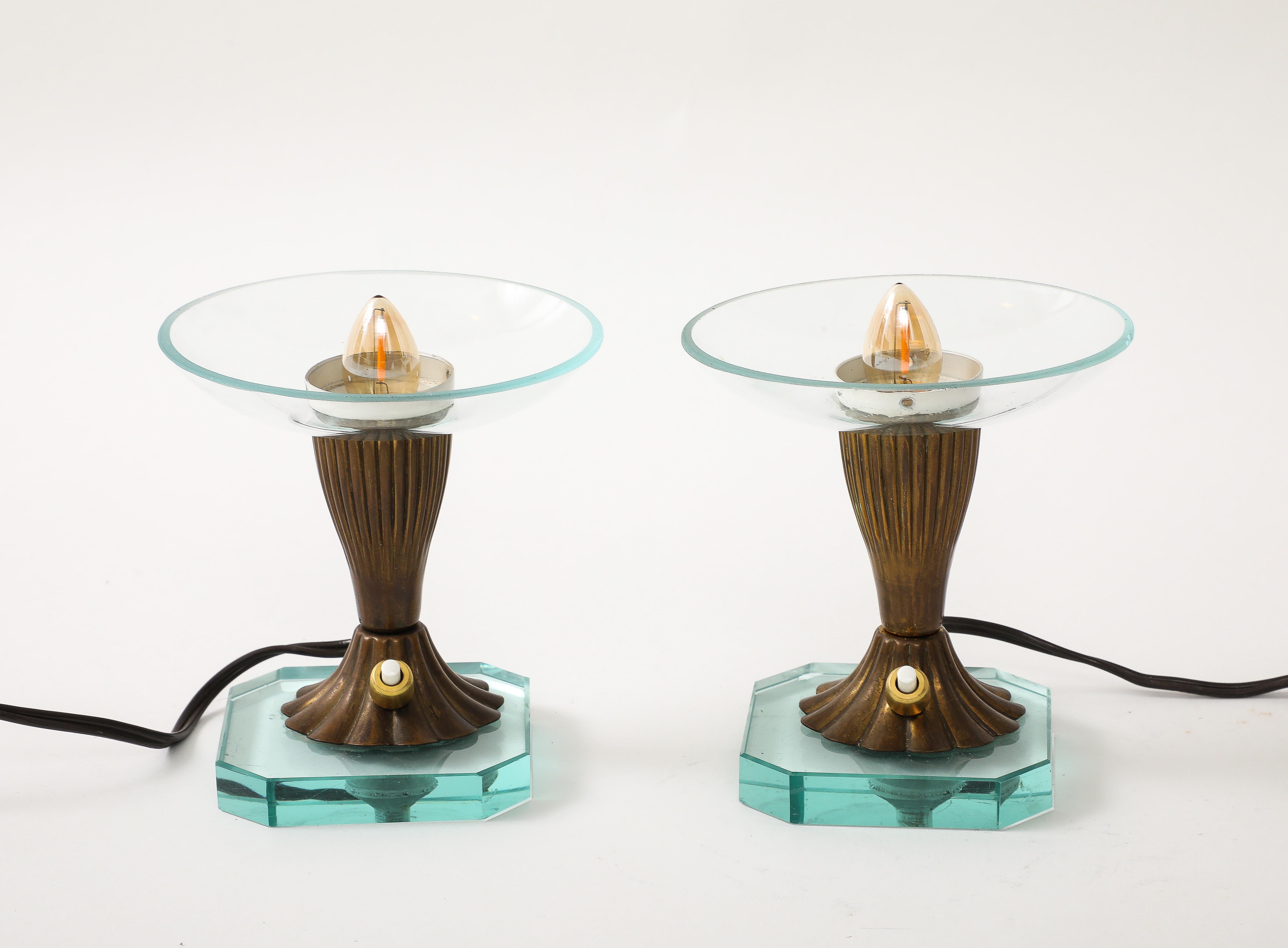 Schickes Paar zierlicher Tischlampen in der Art von Pietro Chiesa. Sockel aus dickem Murano-Glas und 