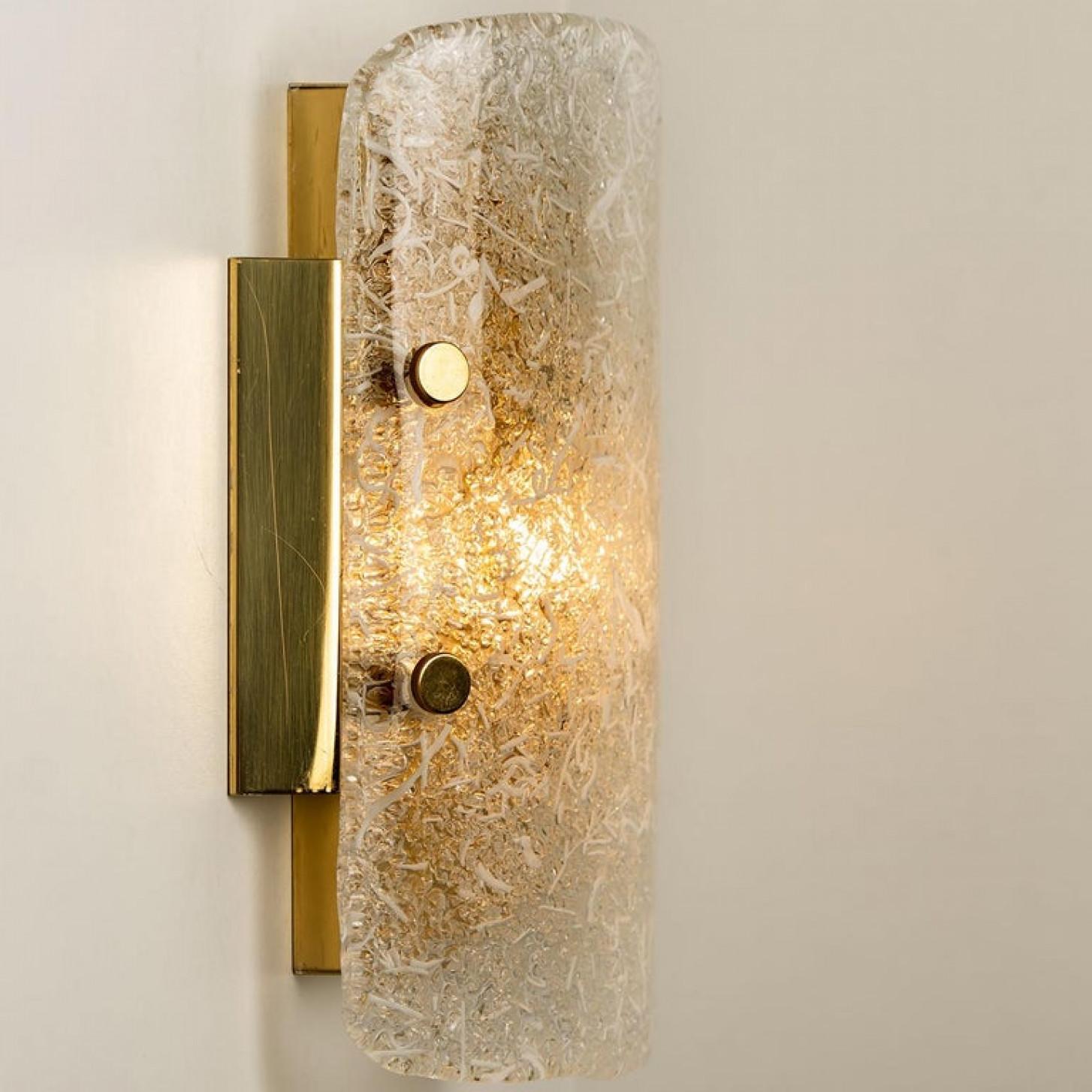 Paire d'appliques murales haut de gamme en verre glacé structuré de Hillebrand, conçues par Hillebrand et produites par Hillebrand, fabriquées vers 1970 (fin des années 1960 et début des années 1970). Chaque fixation murale est fabriquée en laiton