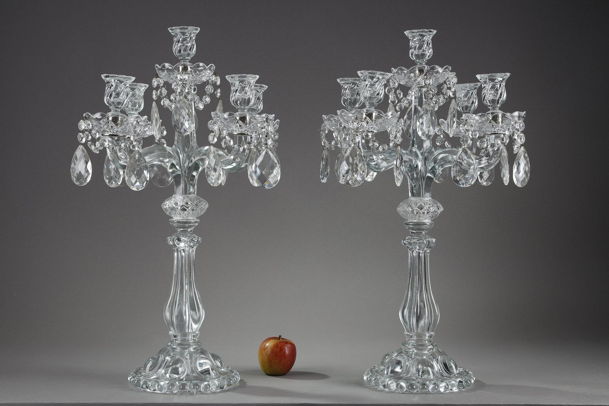 Coppia di candelabri a cinque luci in vetro e cristallo. È composto da quattro bracci e da un palo superiore. I fusti sono ad anello e i piedi sono decorati con gadroons. L'insieme è decorato con pendenti di cristallo. 

Questi candelabri hanno uno