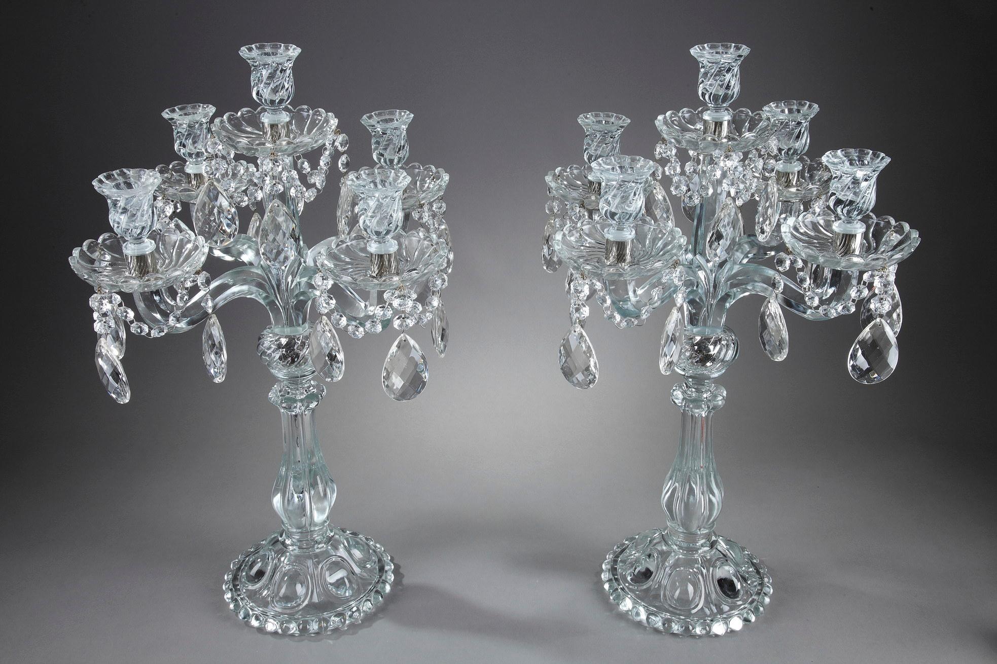 Français Paire de candélabres en verre avec pendentifs en cristal en vente
