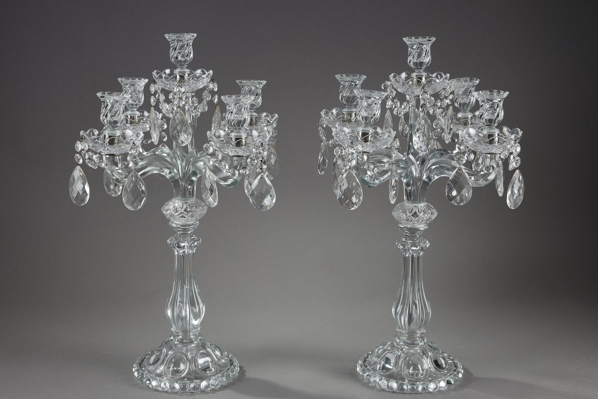 Francese Coppia di candelabri in vetro con pendenti in cristallo in vendita