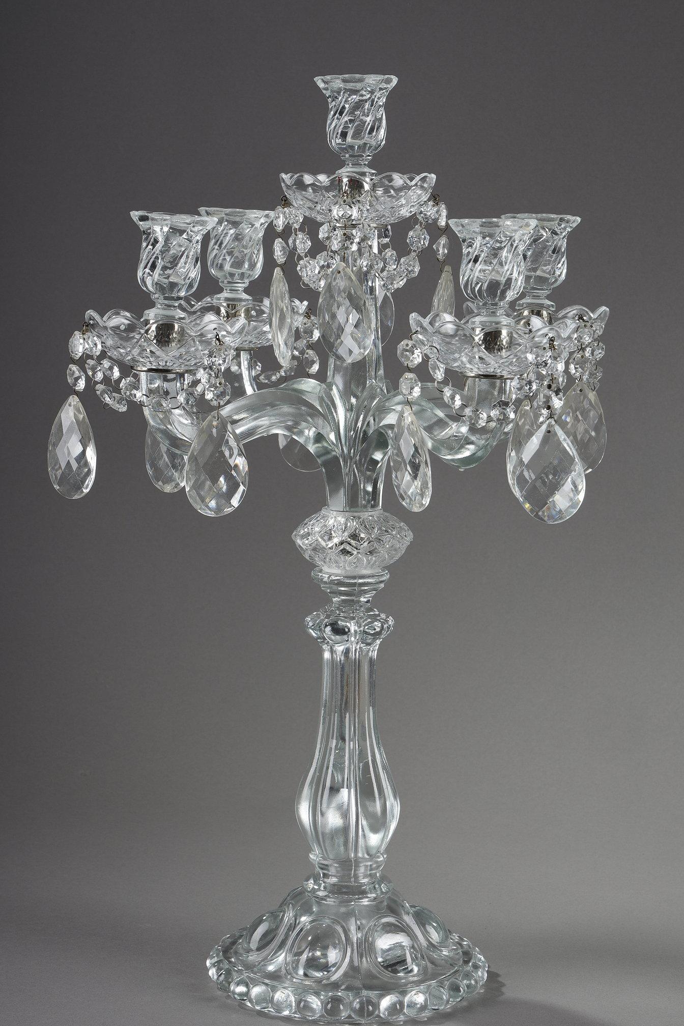 Coppia di candelabri in vetro con pendenti in cristallo In condizioni buone in vendita a Paris, FR